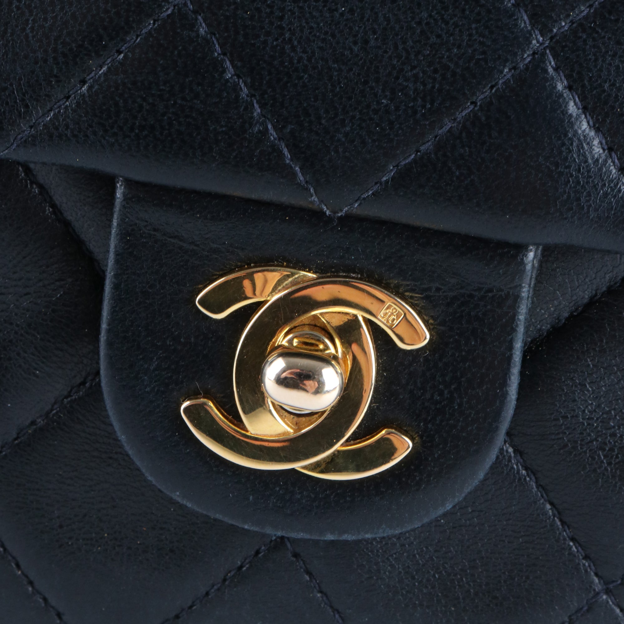 CHANEL - Sac à main Timeless mini rectangle en cuir lisse noir