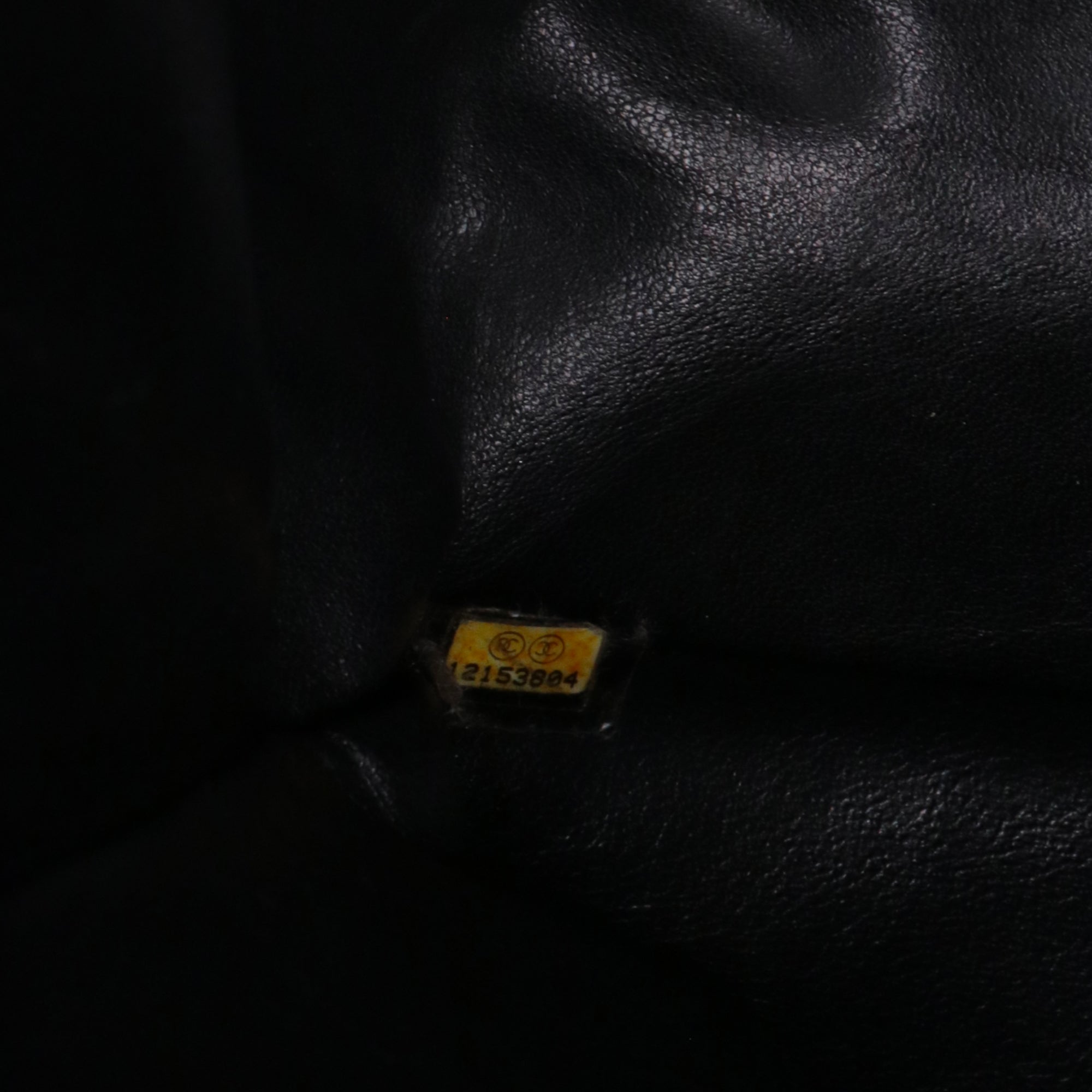 CHANEL - Sac à bandoulière 2.55 Chanel Maxi en cuir froissé noir