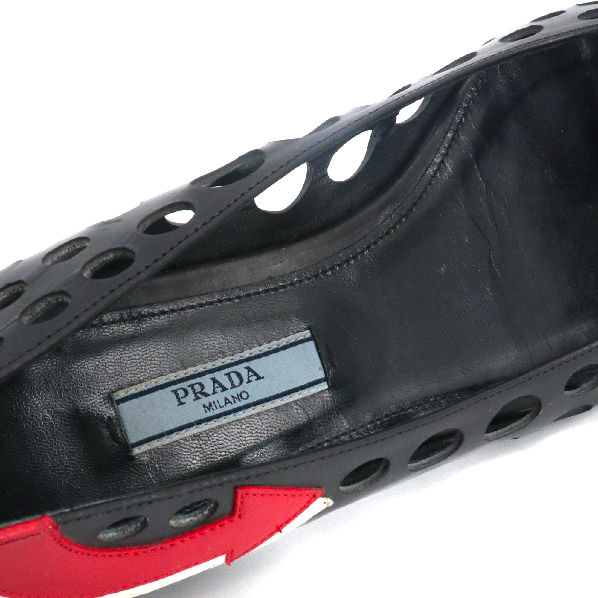 PRADA - Ballerines Prada en cuir perforé noir (T39)