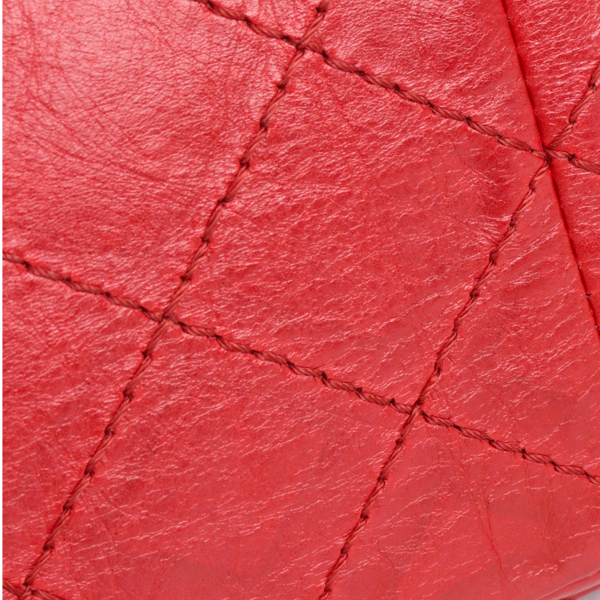 CHANEL - Sac à bandoulière 2.55 Chanel medium en cuir froissé rouge
