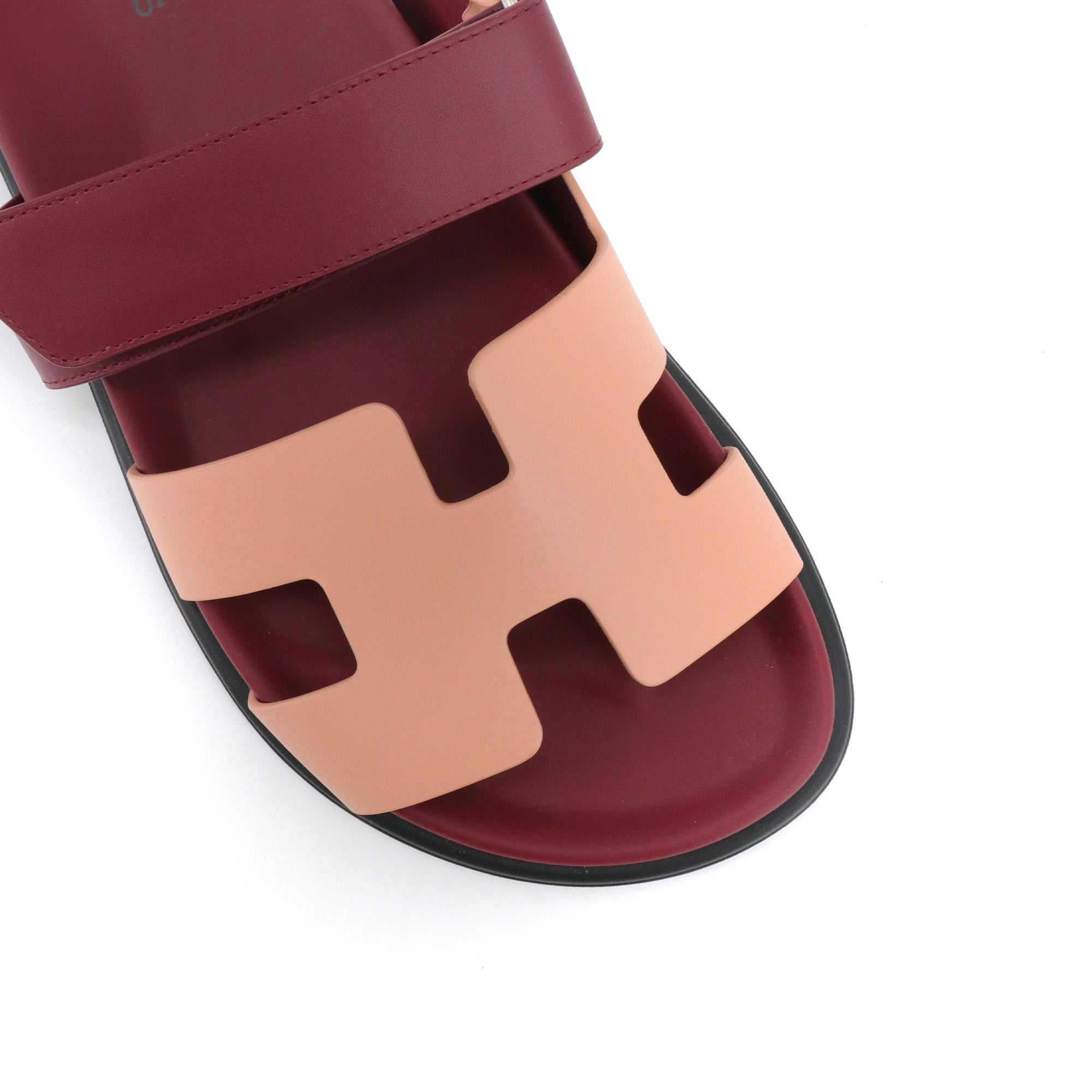 HERMÈS - Sandales Chypre Hermès en cuir bordeaux et nude