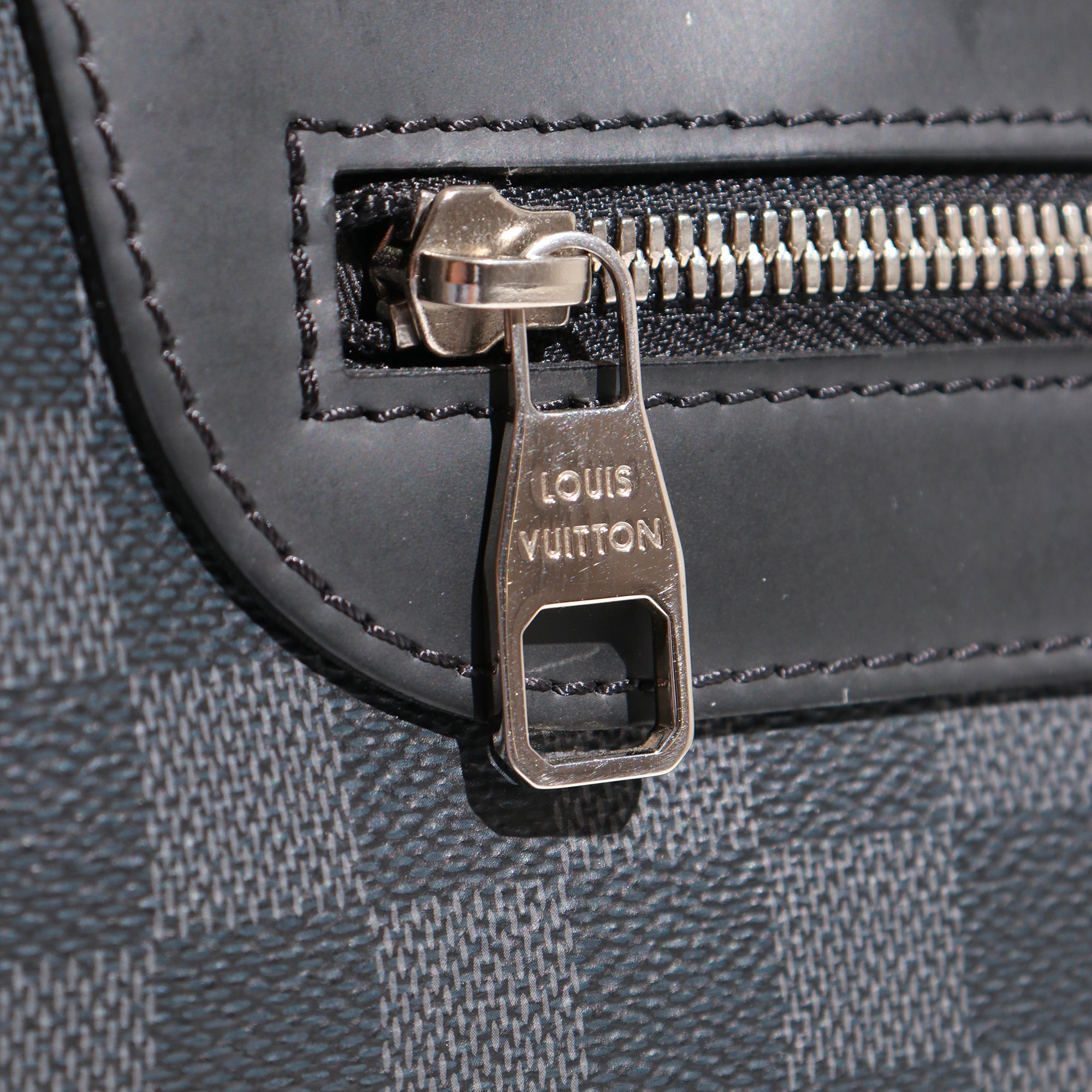 LOUIS VUITTON - Porte documents Jour en toile damier graphite