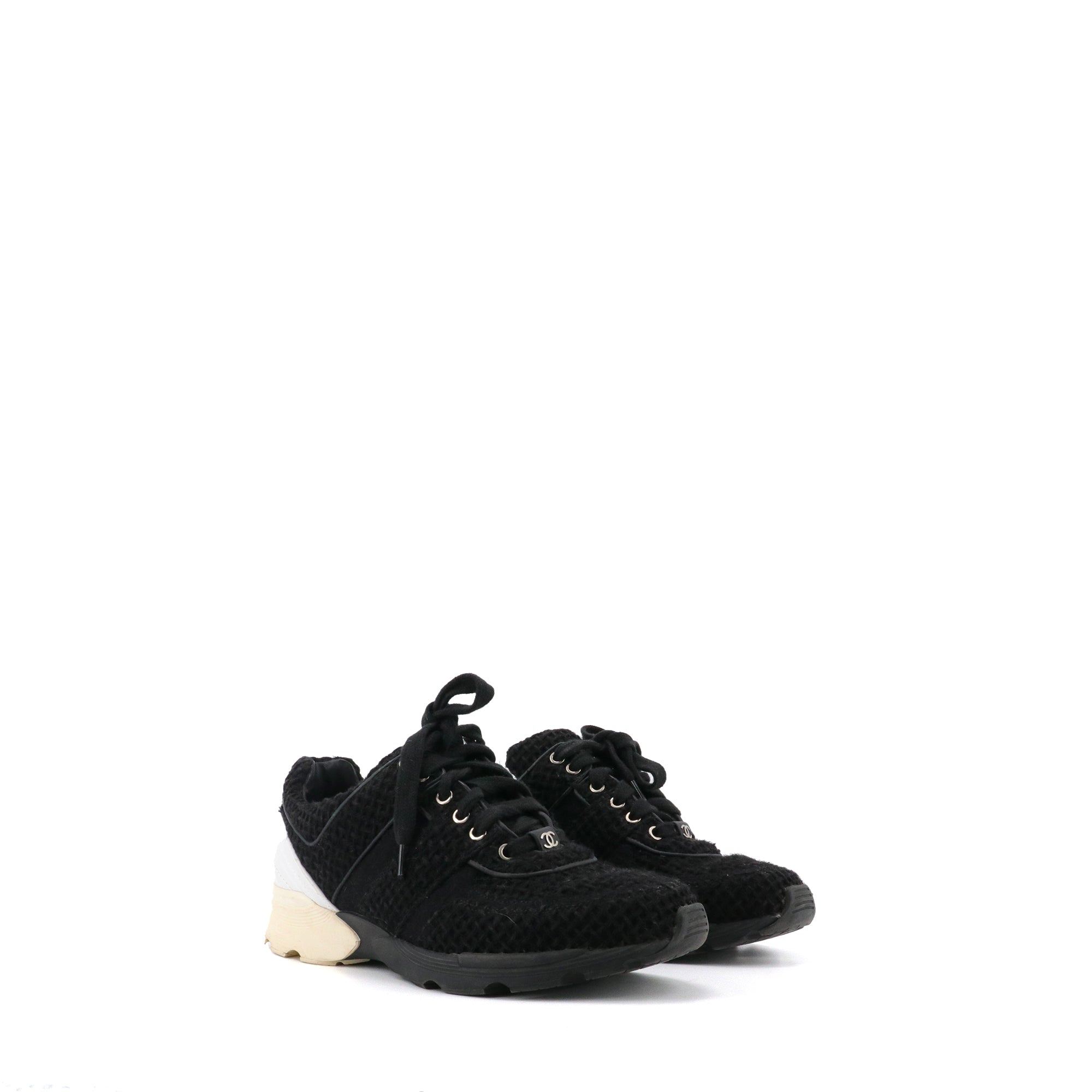 CHANEL - Chanel low-top sneakers in black tweed (T39)