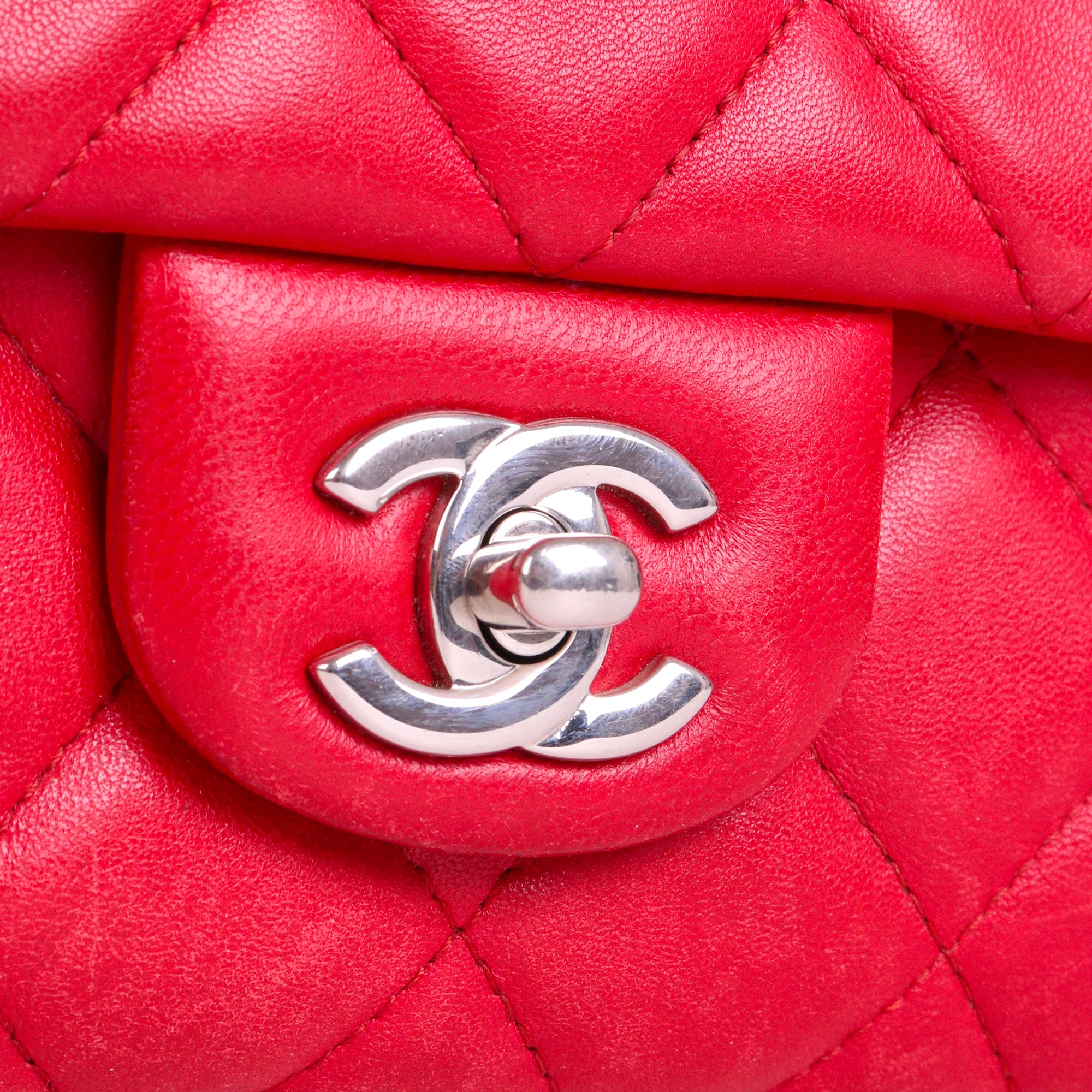 CHANEL - Sac à épaule Enveloppe Timeless/Classique Chanel en cuir lisse rouge