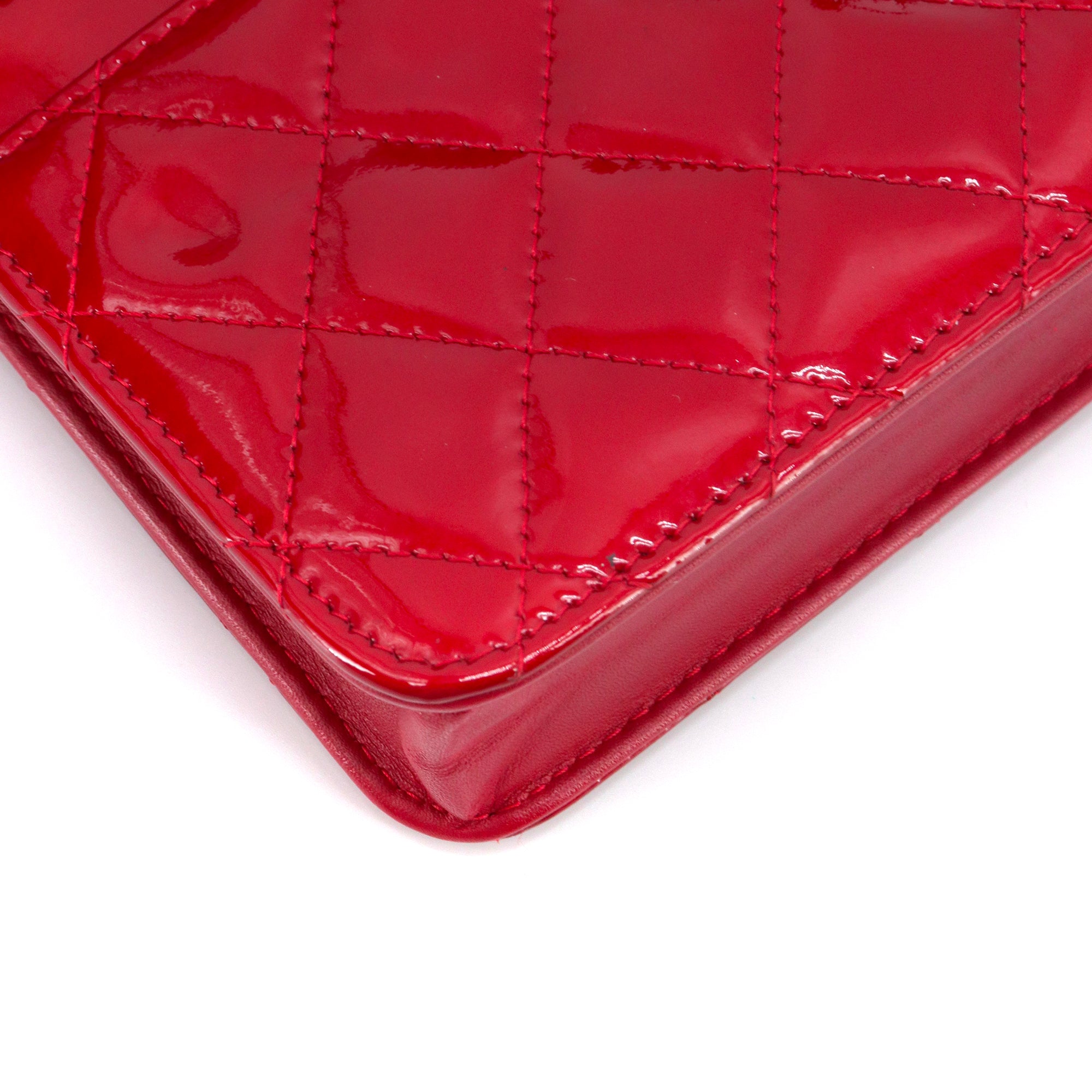 CHANEL - Sac Wallet On Chain Timeless Chanel en cuir verni rouge irisé