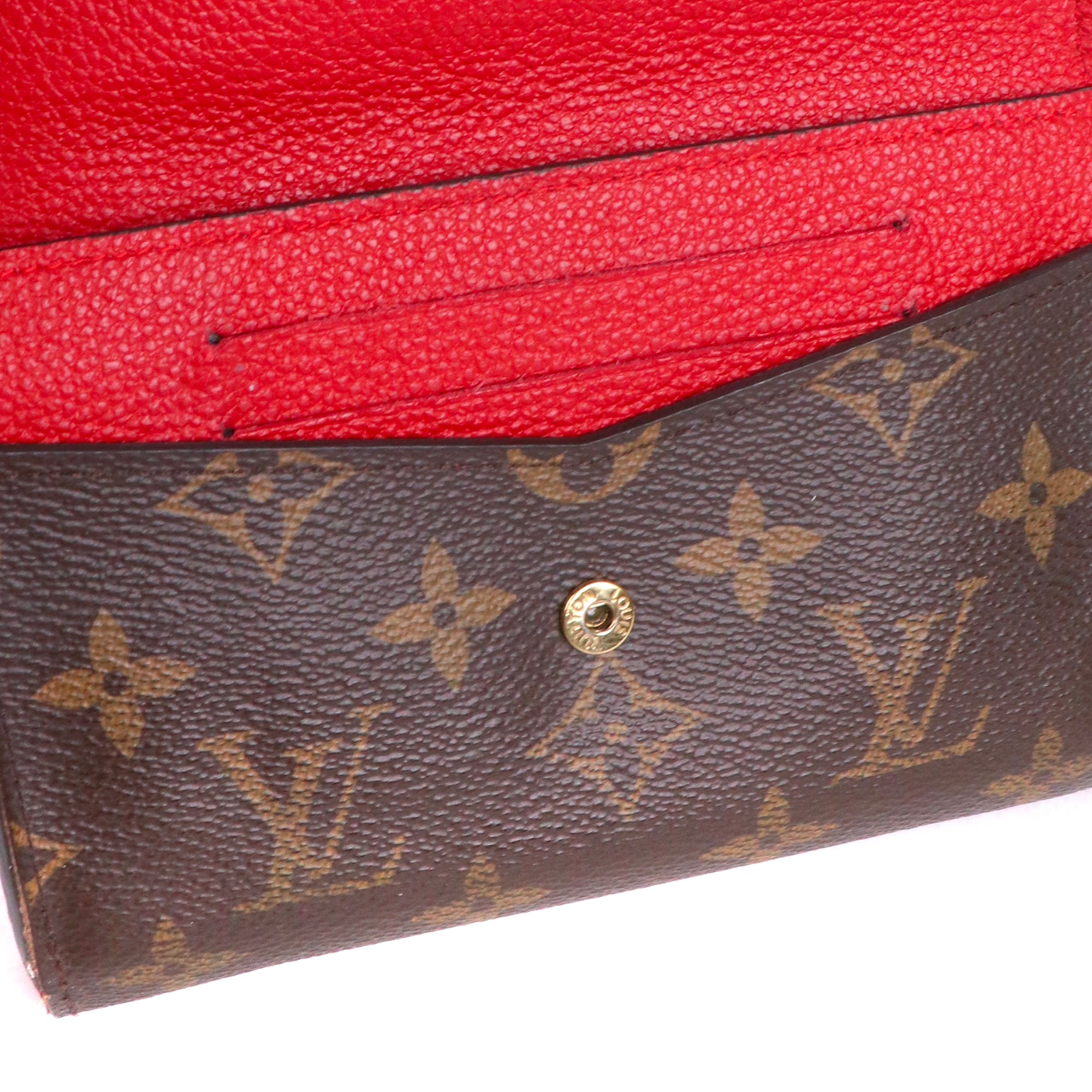 LOUIS VUITTON - Portefeuille Compact Pallas Louis Vuitton en toile monogrammée et cuir grainé rouge