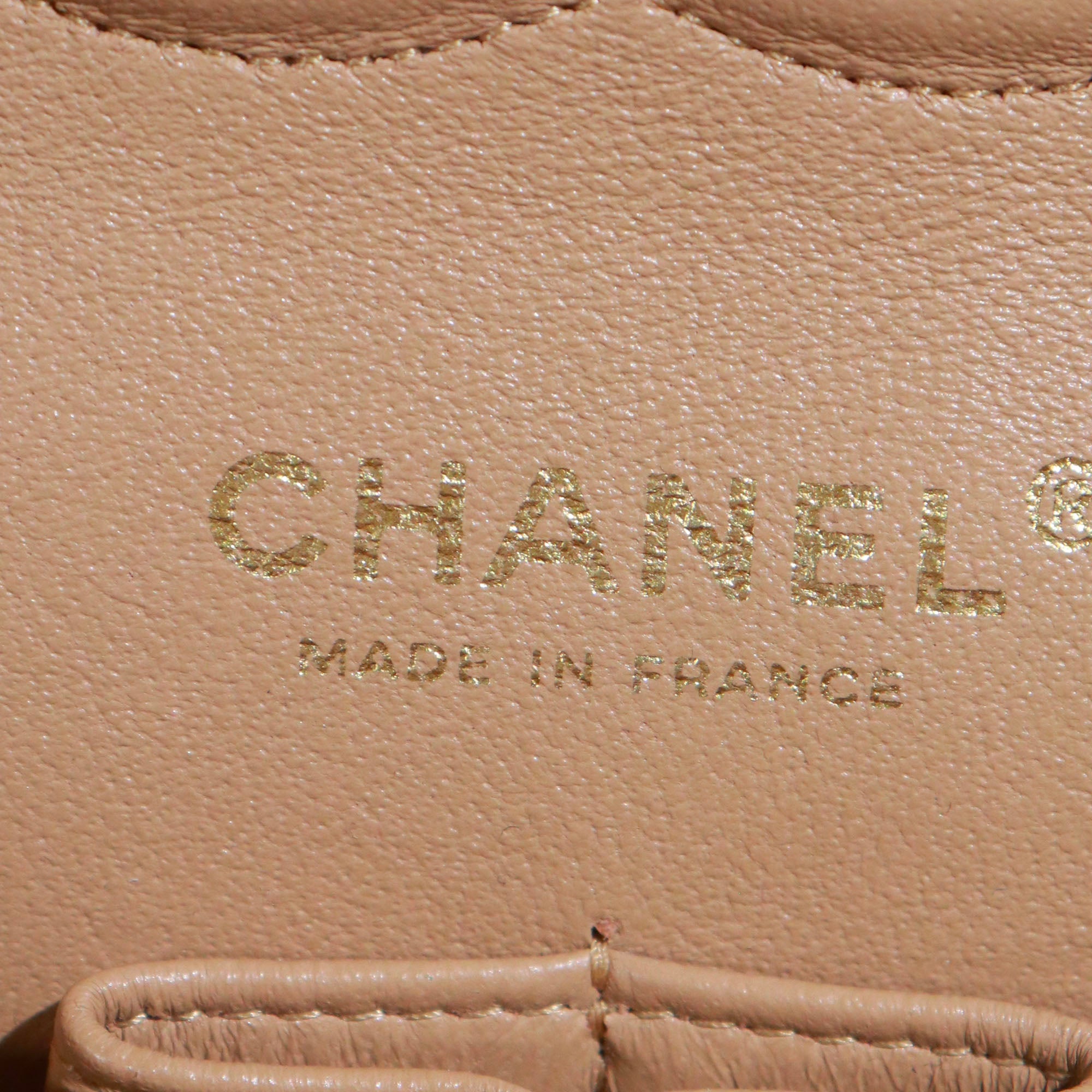 CHANEL - Sac à main Timeless 25 double flap en cuir matelassé beige