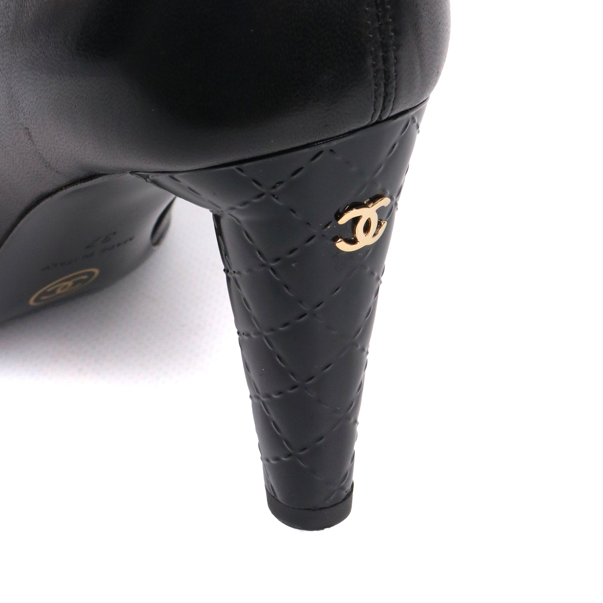 CHANEL - Chanel CC ankle boots in black lambskin (T34.5)