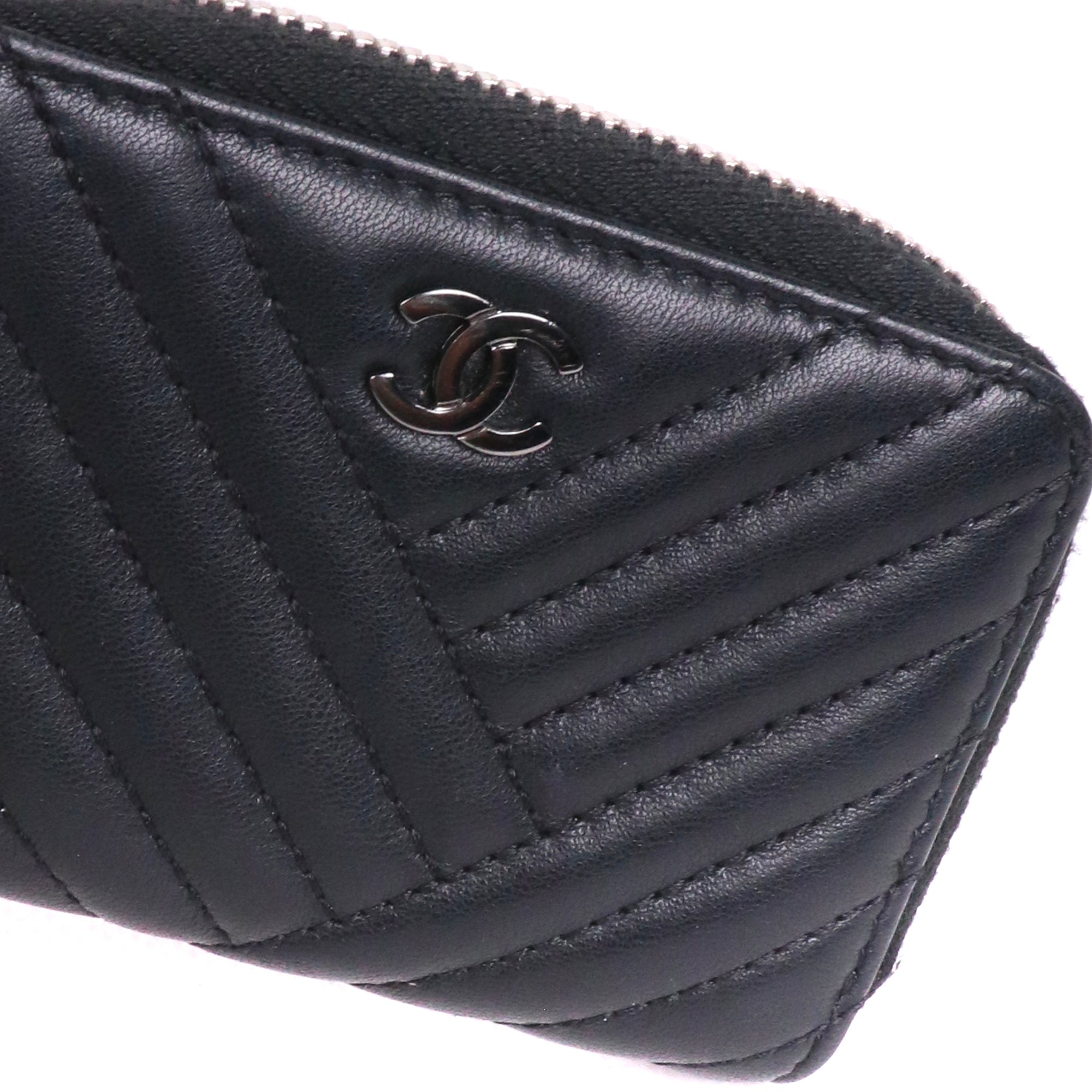 CHANEL - Portefeuille zippé Chanel en cuir chevron noir