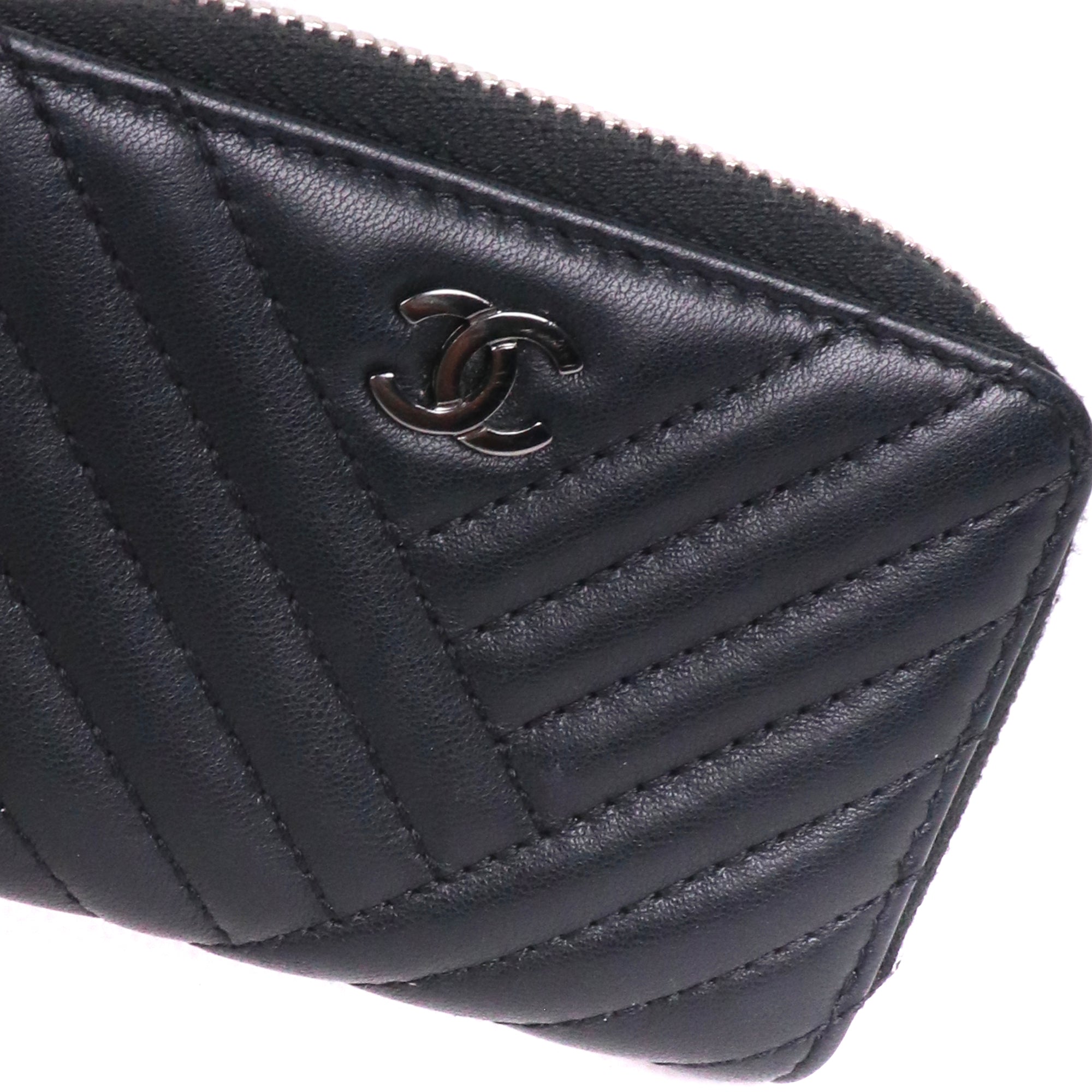 CHANEL - Black quilted leather wallet