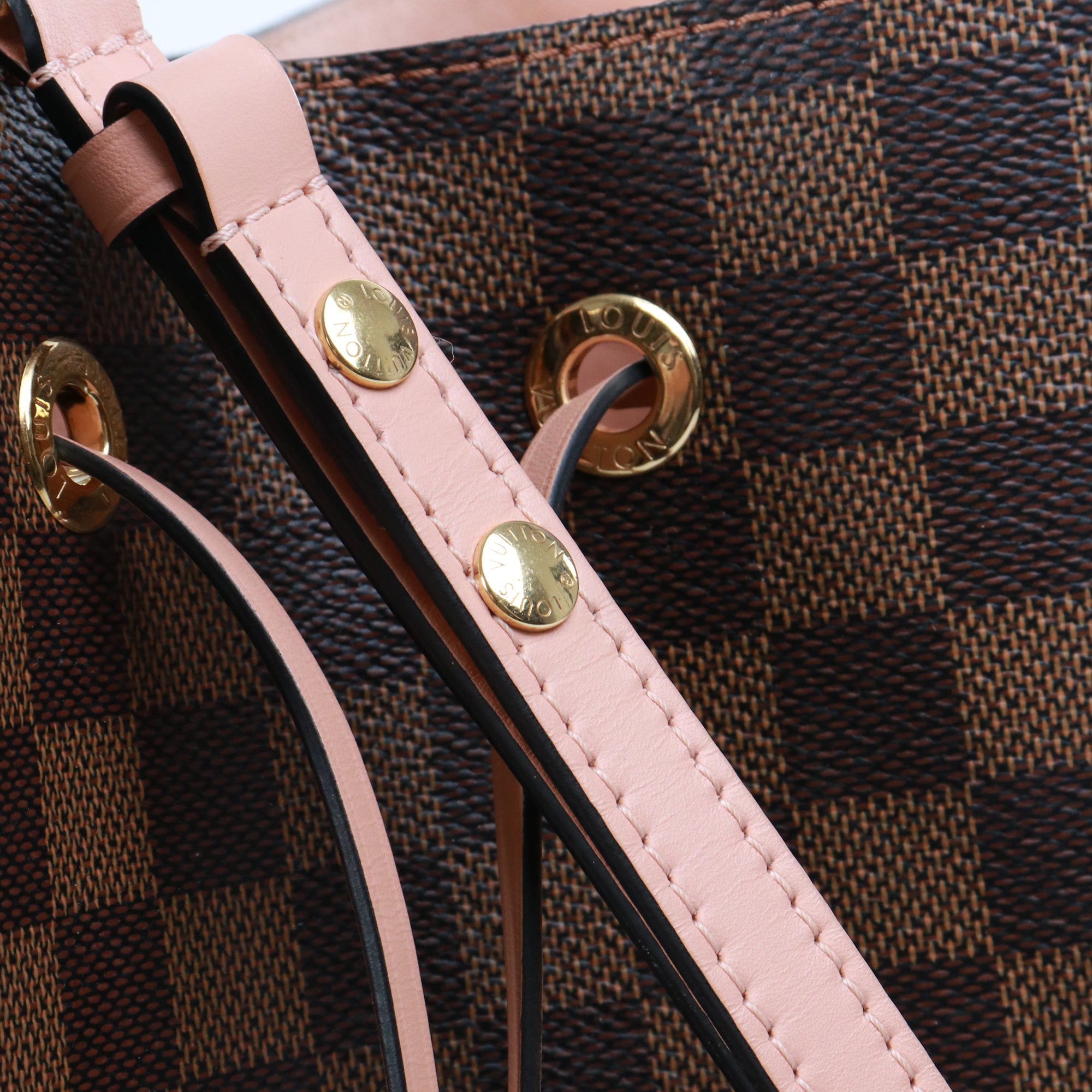 LOUIS VUITTON - Louis Vuitton NéoNoé shoulder bag in ebony damier coated canvas and Powder Pink leather