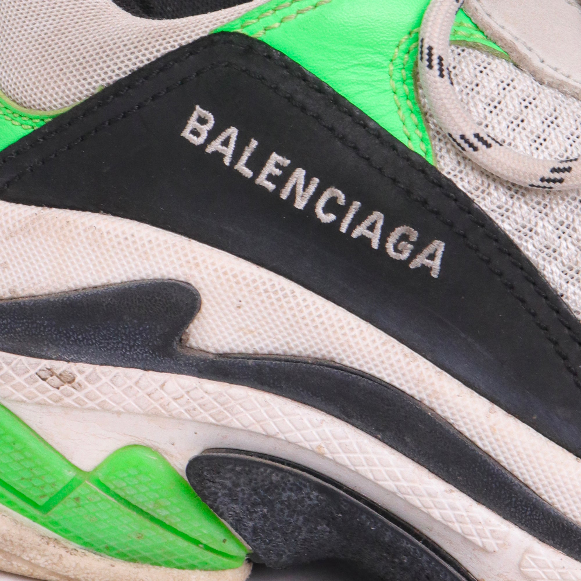 BALENCIAGA - White Triple S sneakers (T38)