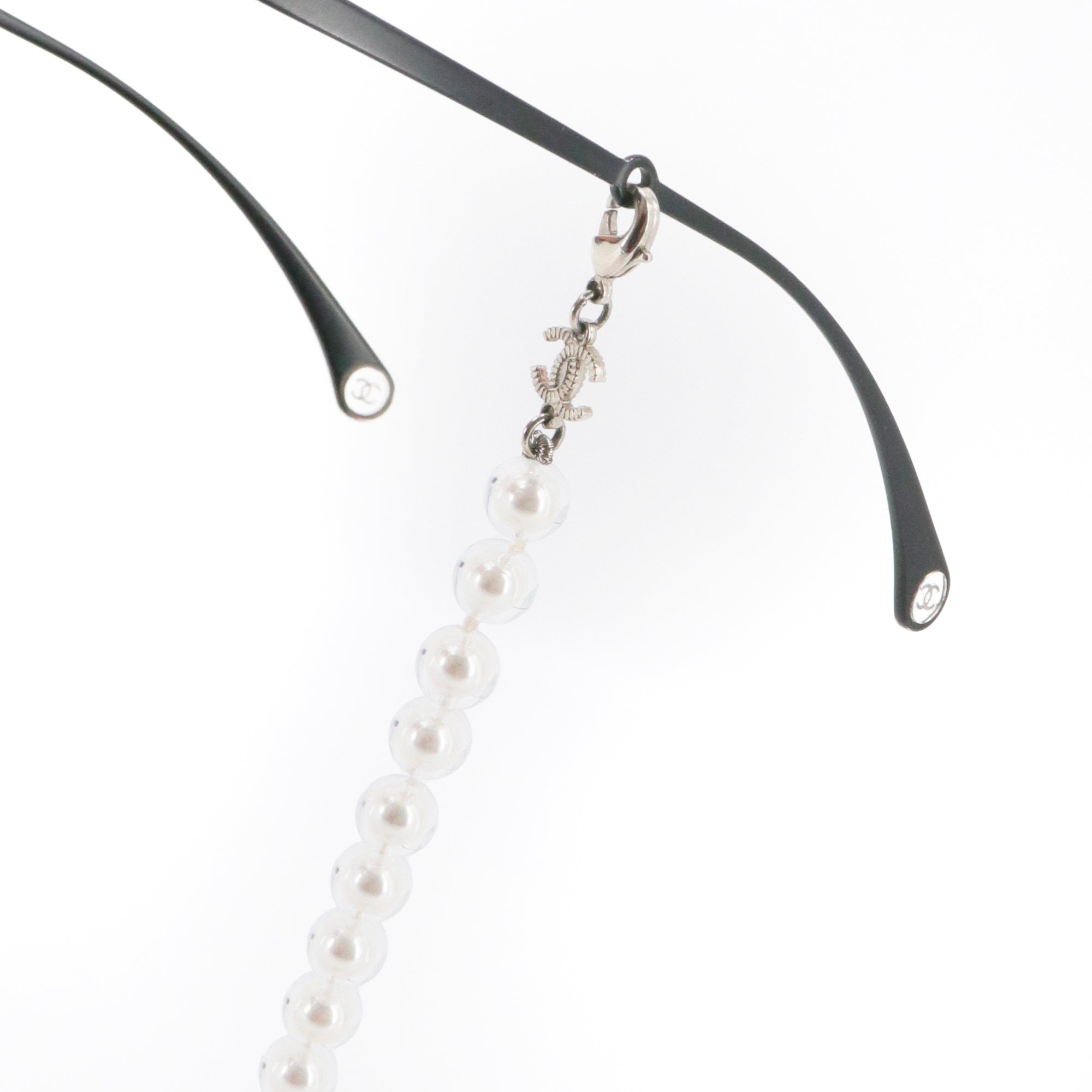 CHANEL - Lunettes de soleil Chanel en métal noir avec chaîne en perles