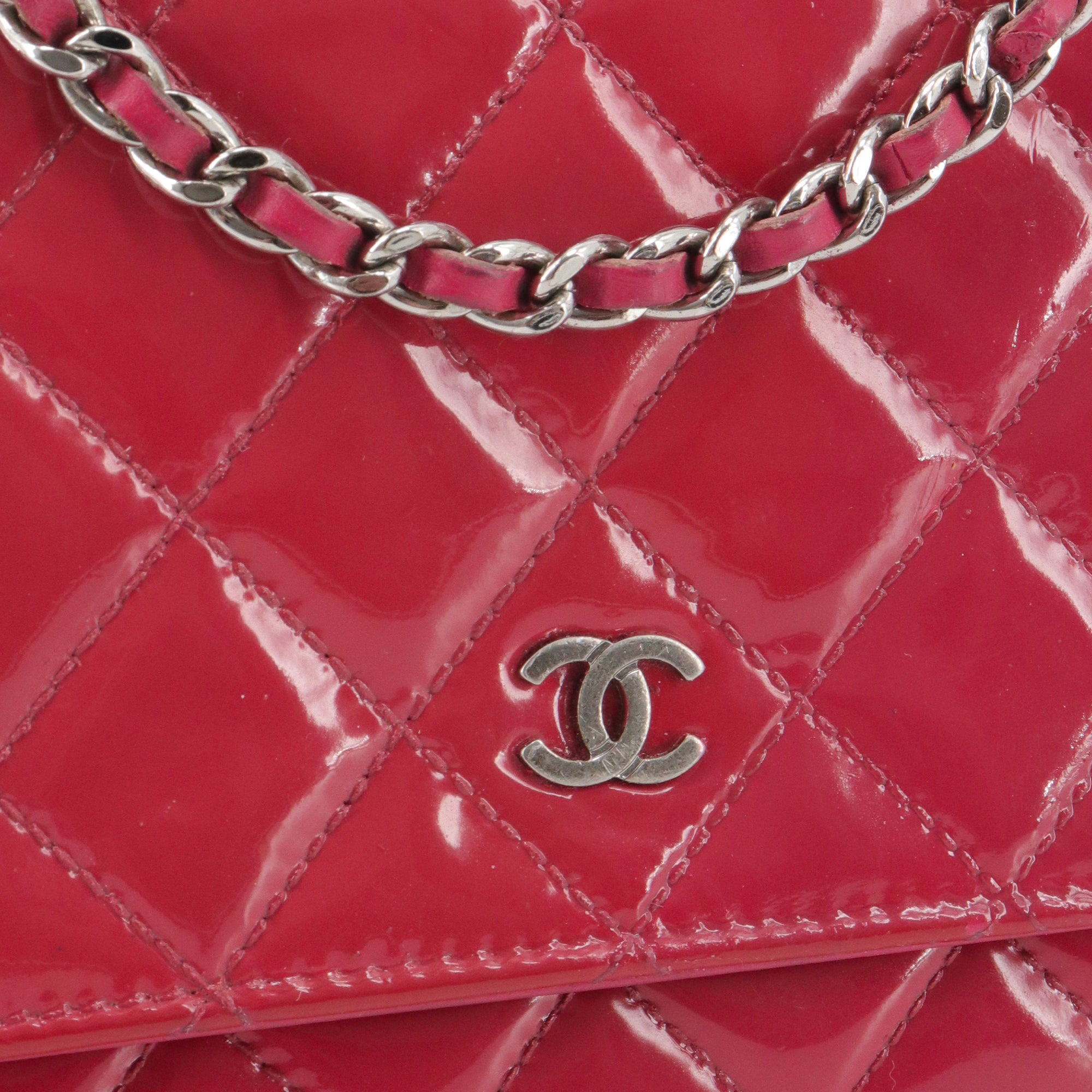 CHANEL - Sac Wallet on chain Timeless Chanel en cuir verni rose
