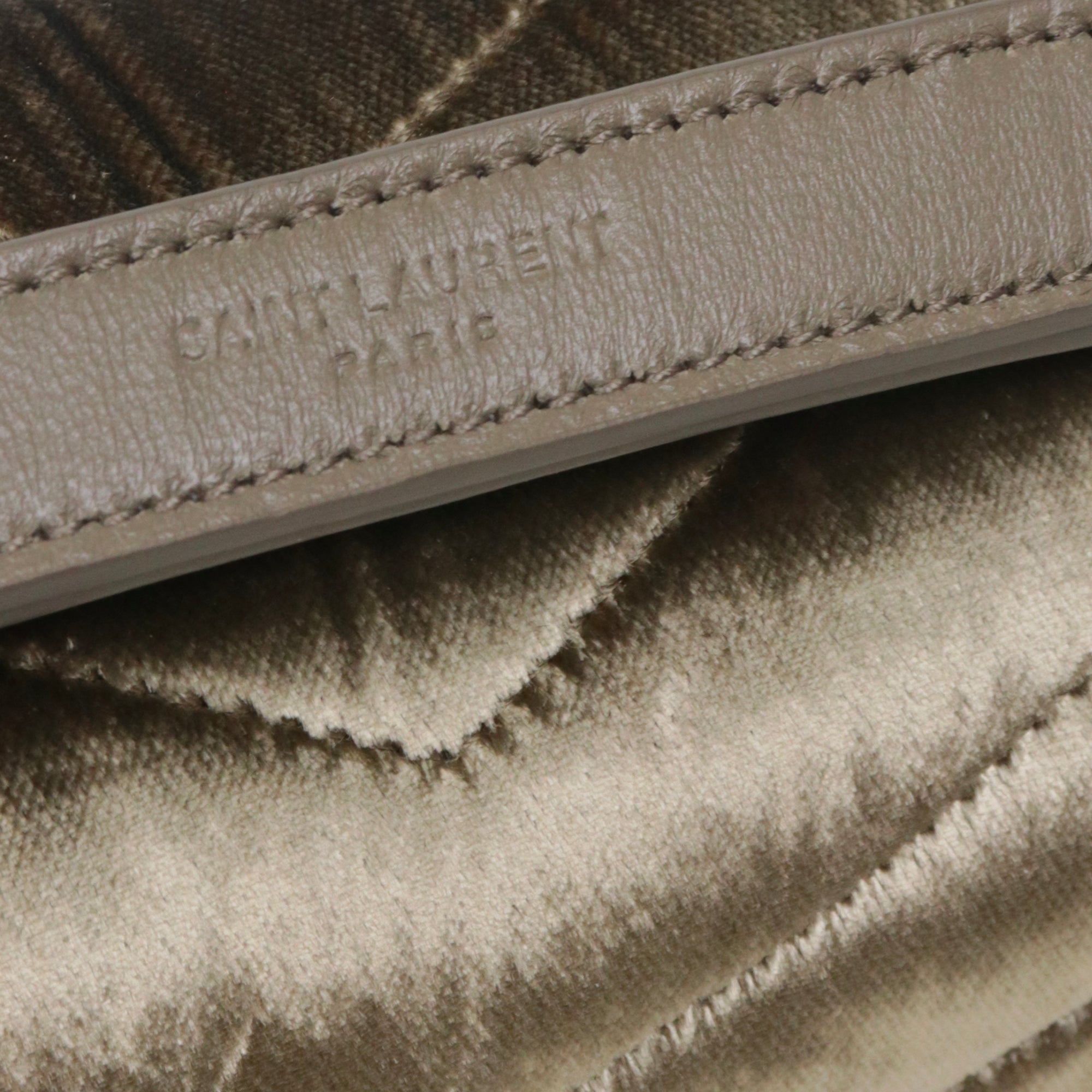 SAINT LAURENT - Saint Laurent Loulou small shoulder bag in black quilted leather