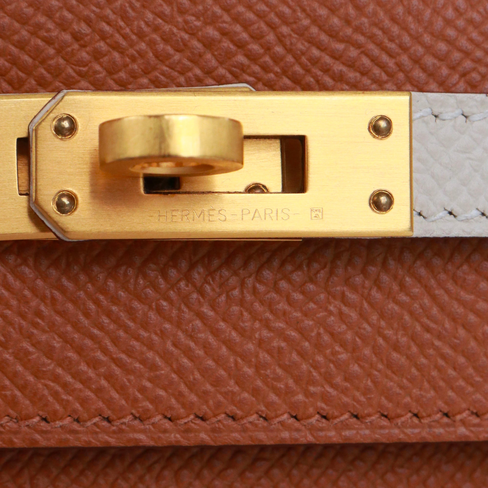 HERMÈS - Sac à main Kelly 25 Hermès bicolore en cuir epsom gold et craie