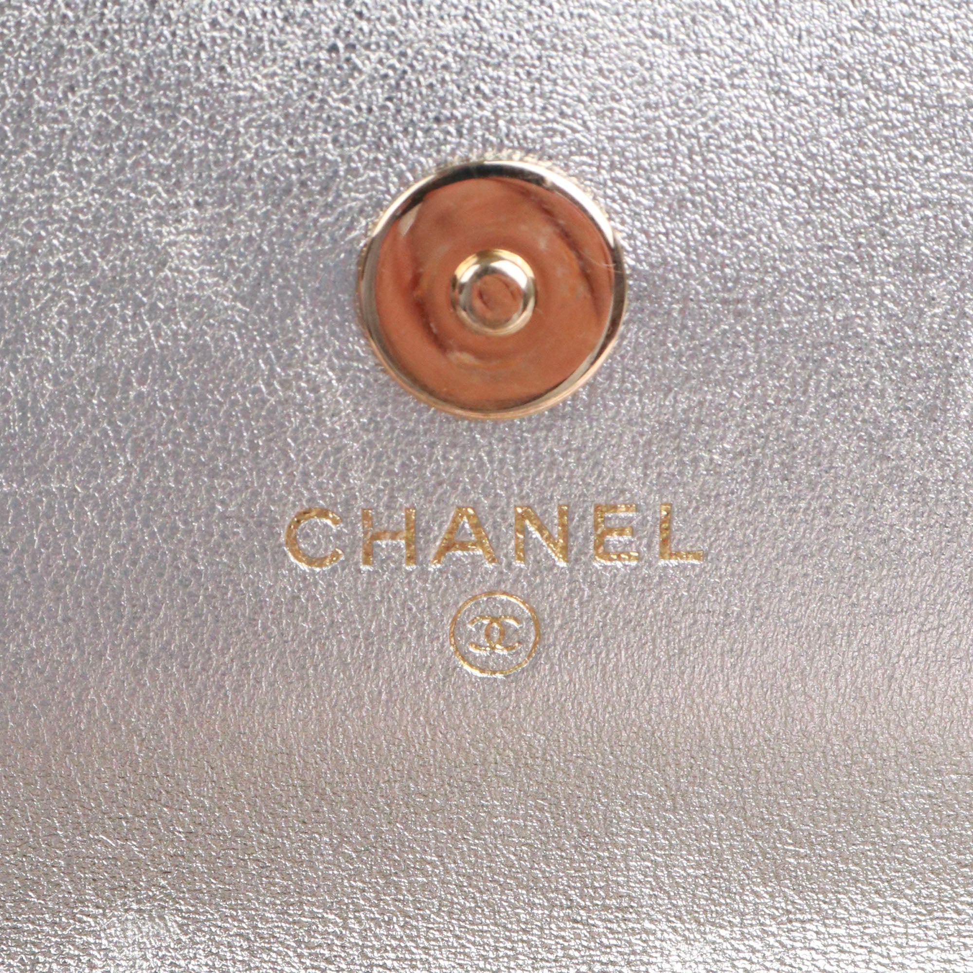 CHANEL - Wallet on chain mini Chanel en cuir argenté dégradé violet bleu