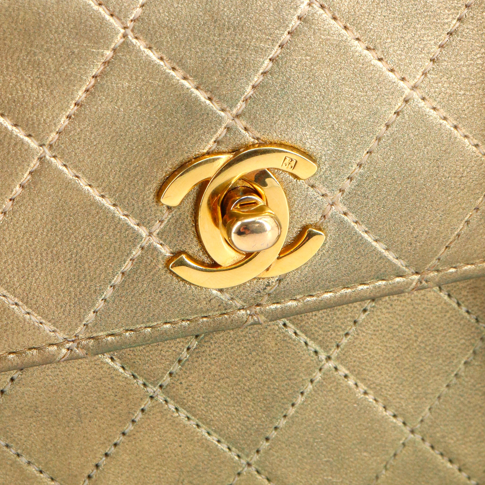 CHANEL - Sac à bandoulière Wallet on Chain Timeless mini Chanel en cuir lisse doré