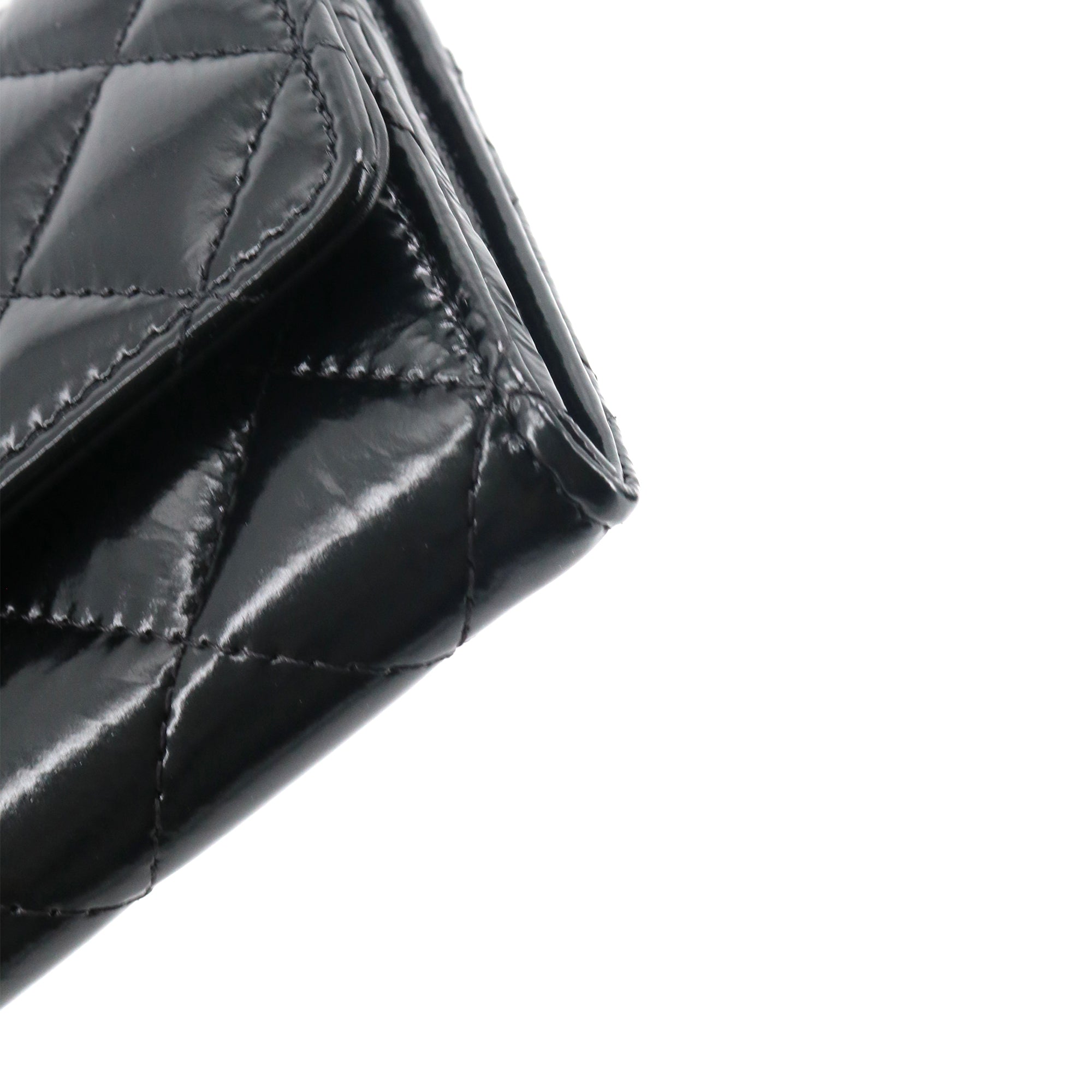 CHANEL - Portefeuille CC Chanel en cuir verni noir