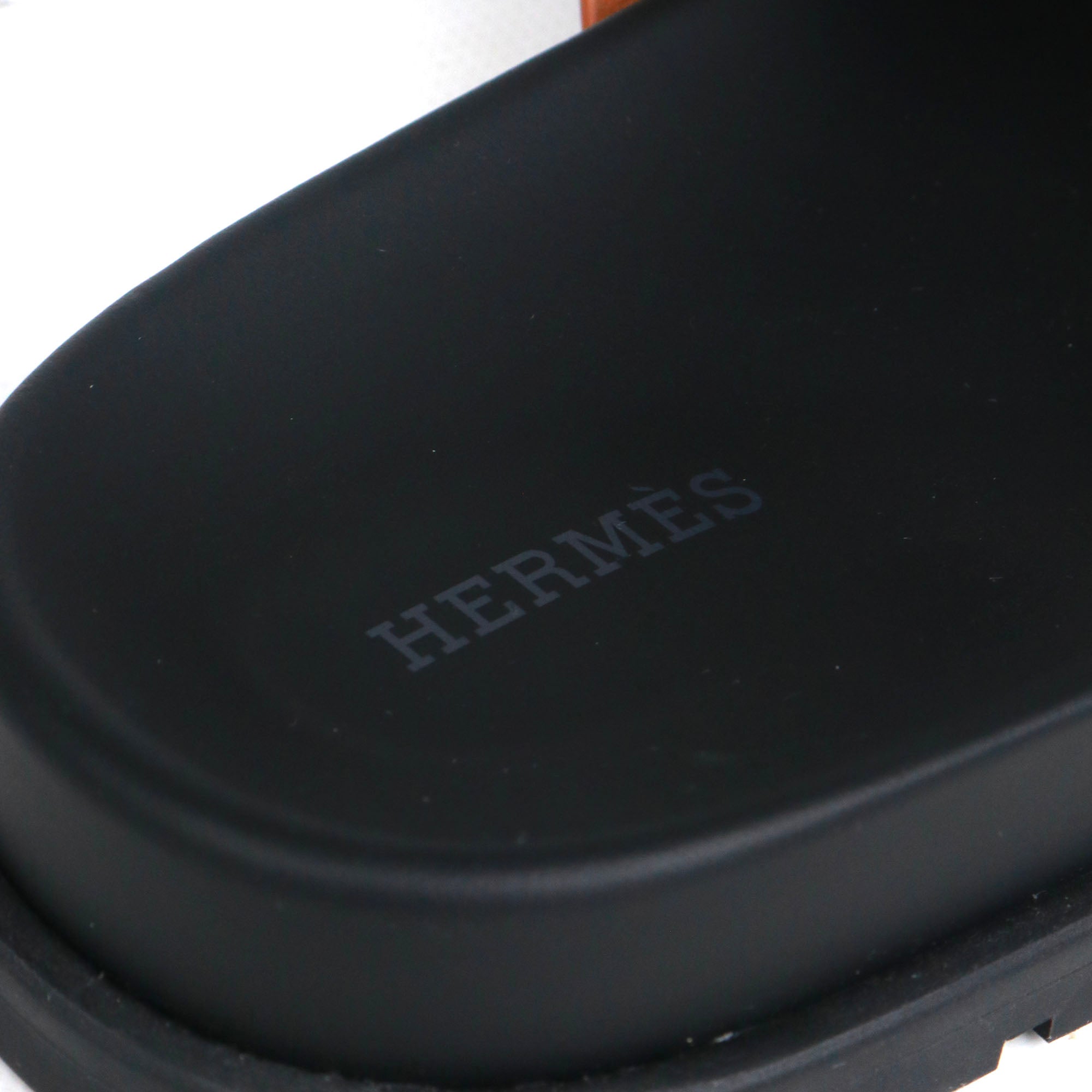 HERMÈS - Sandales Chypre Hermès en cuir lisse gold (T41)