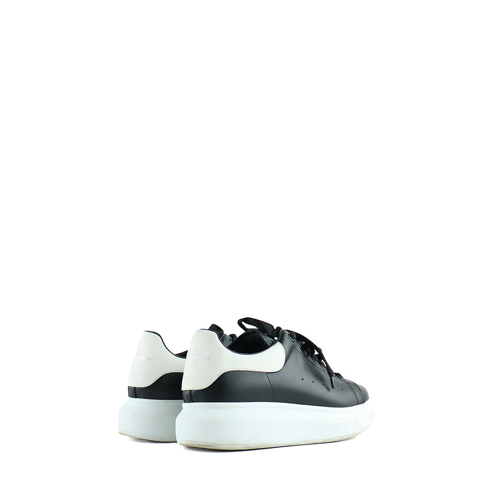 ALEXANDER MCQUEEN - Oversize sneakers in black leather (T39)