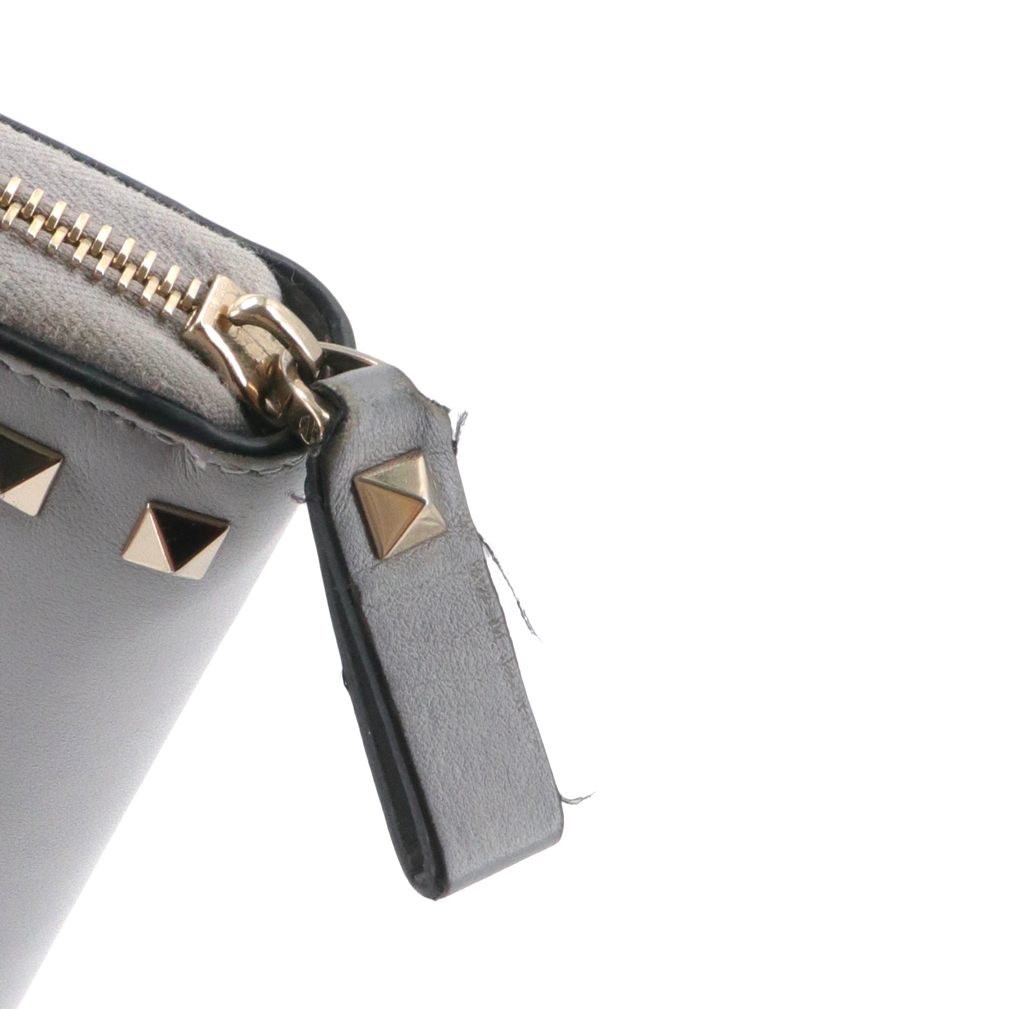 VALENTINO - Portefeuille Rockstud Valentino en cuir gris orné de clous