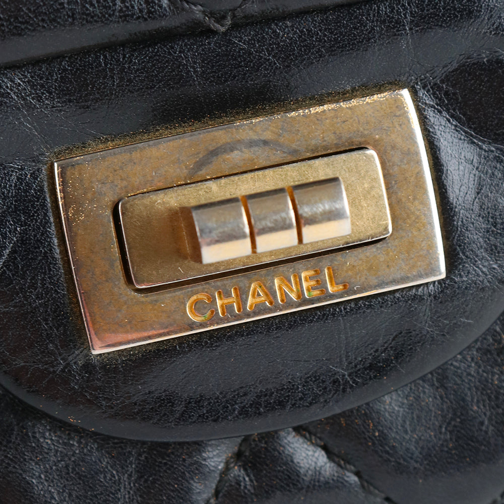 CHANEL - Sac à main 2.55 en cuir matelassé noir