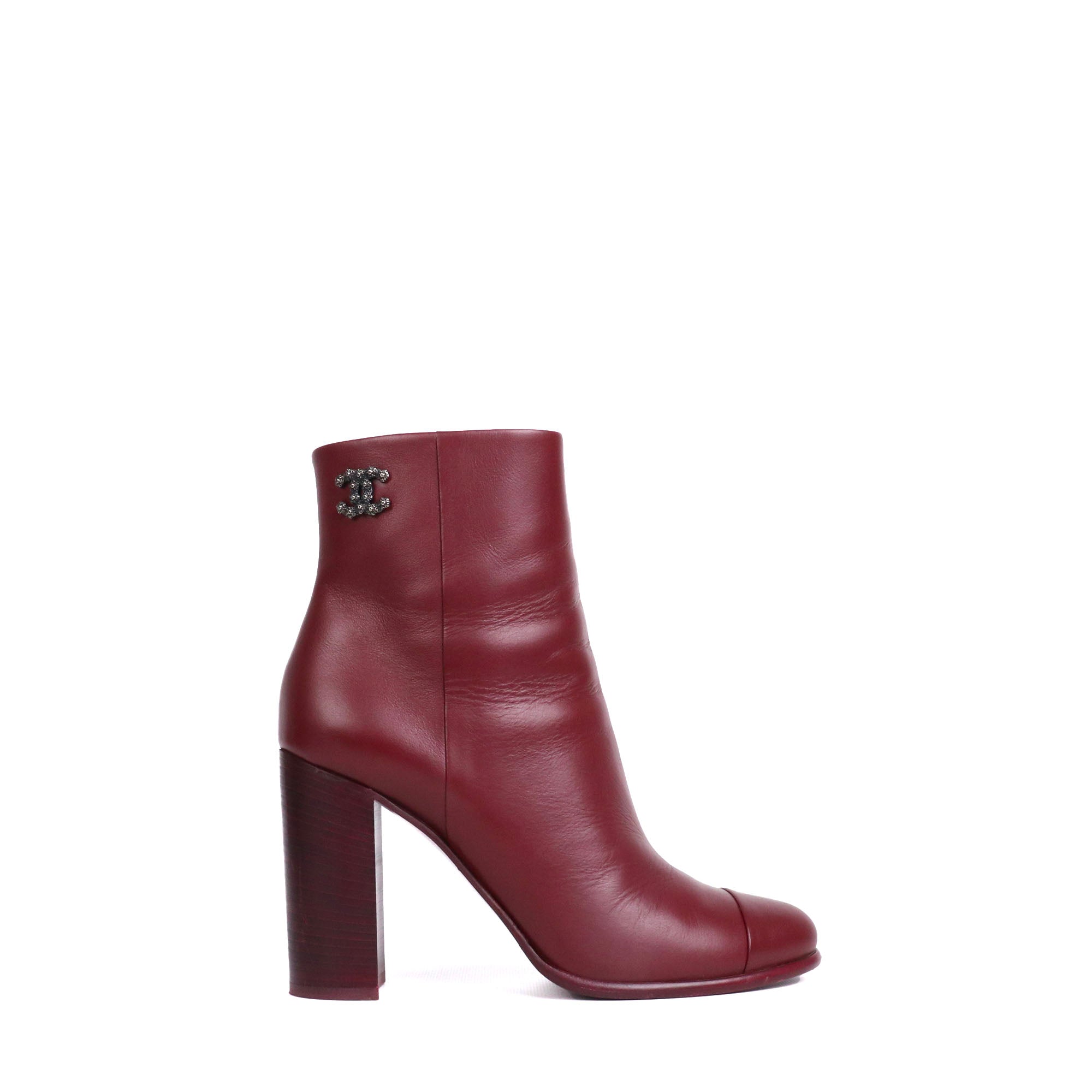 CHANEL - Chanel CC ankle boots in black lambskin (T34.5)