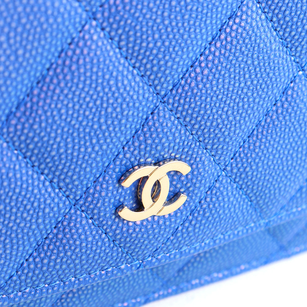 CHANEL - Sac Wallet On Chain Timeless en cuir caviar bleu irisé