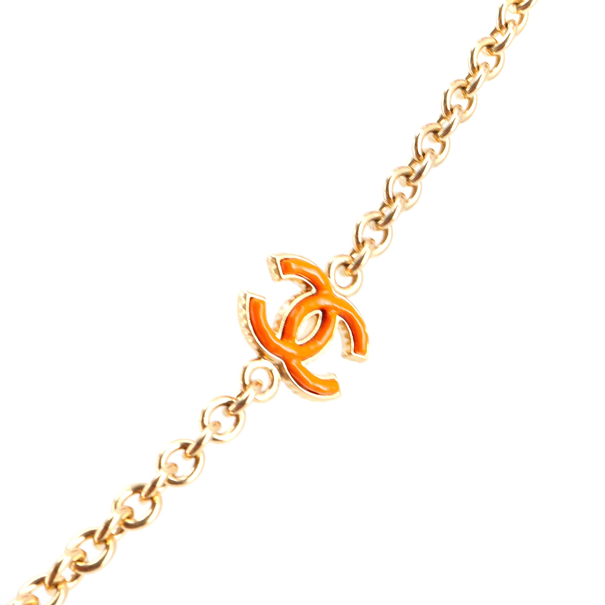 CHANEL - Sautoir CC Chanel en métal doré orné de pierres orange