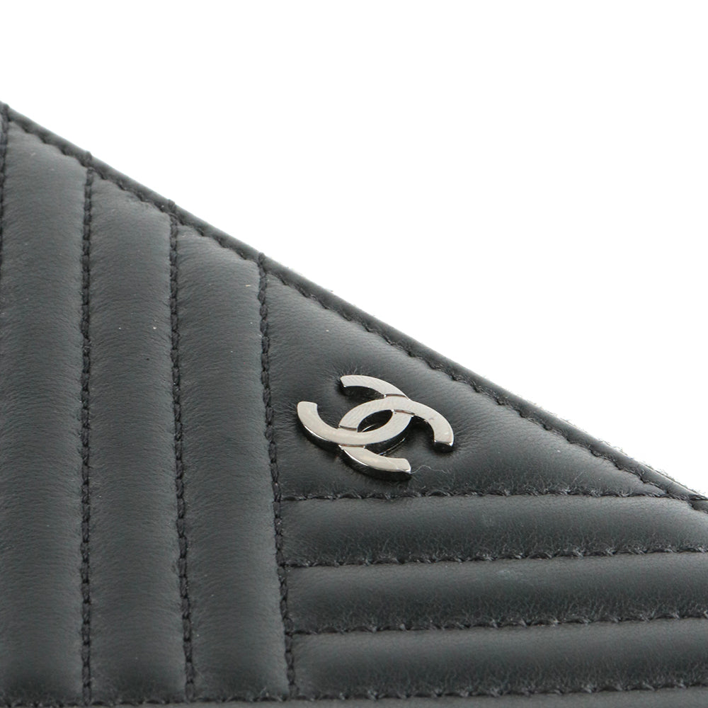 CHANEL - Portefeuille en cuir matelassé noir