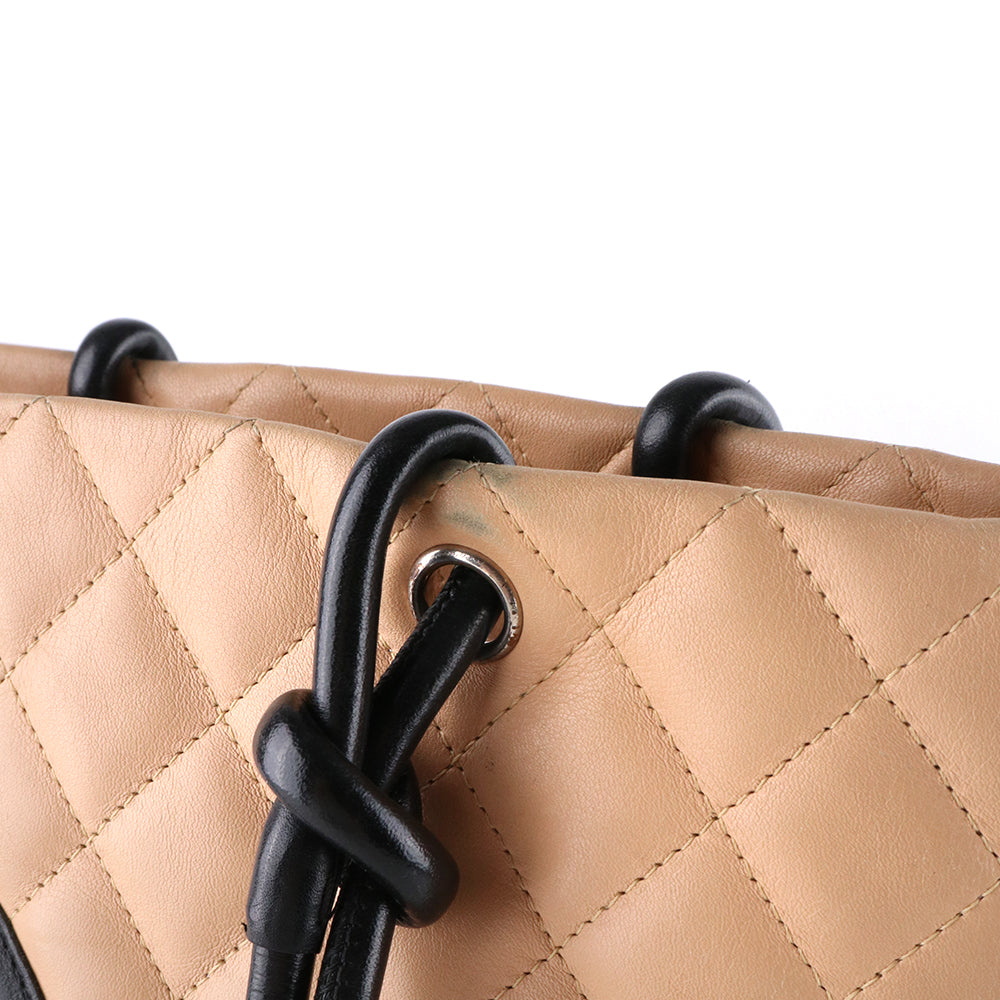 CHANEL - Sac à main Cambon en cuir matelassé beige et noir vintage