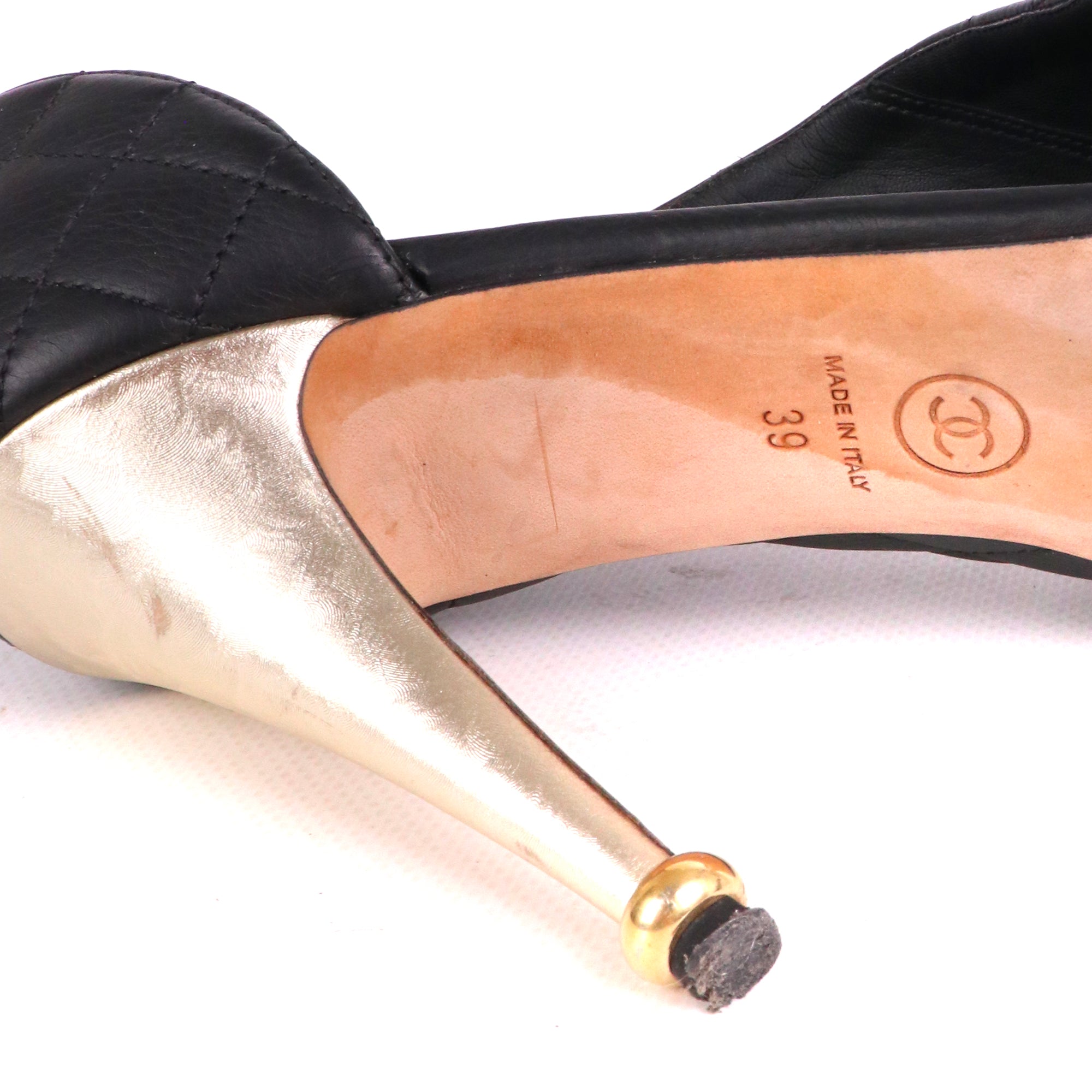 CHANEL - Escarpins Chanel en cuir matelassé noir (T39)