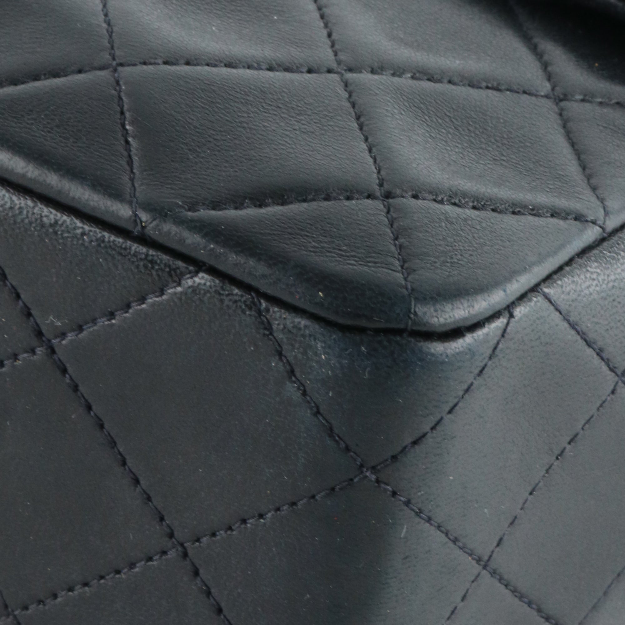 CHANEL - Sac à main Timeless mini rectangle en cuir lisse noir