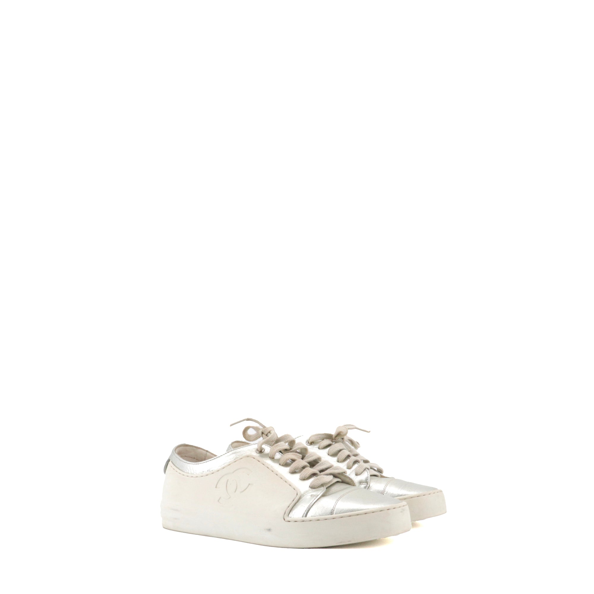 CHANEL - Chanel CC sneakers in beige and silver leather (size 38.5)
