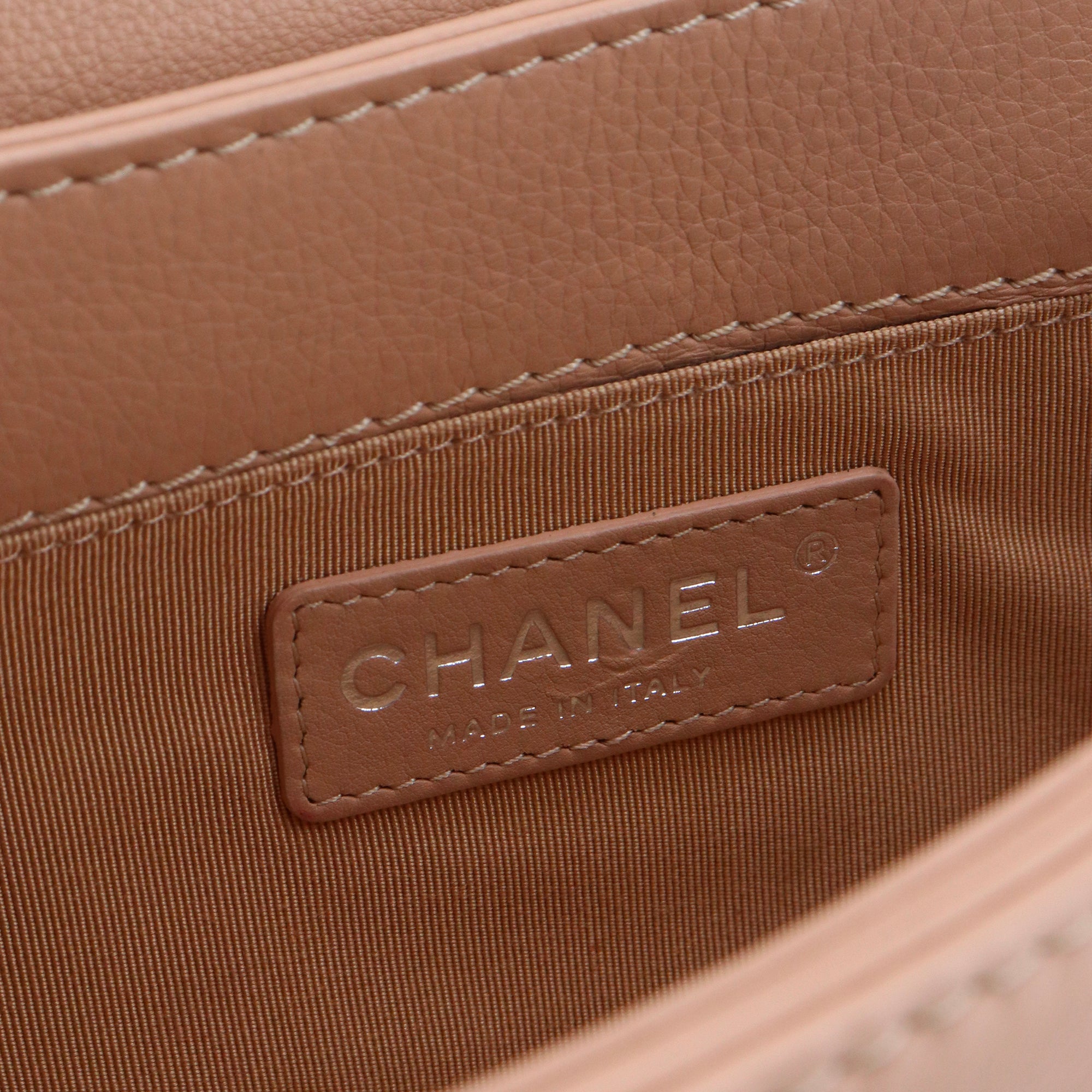 CHANEL - Sac à bandoulière Boy medium Chanel en cuir grainé beige