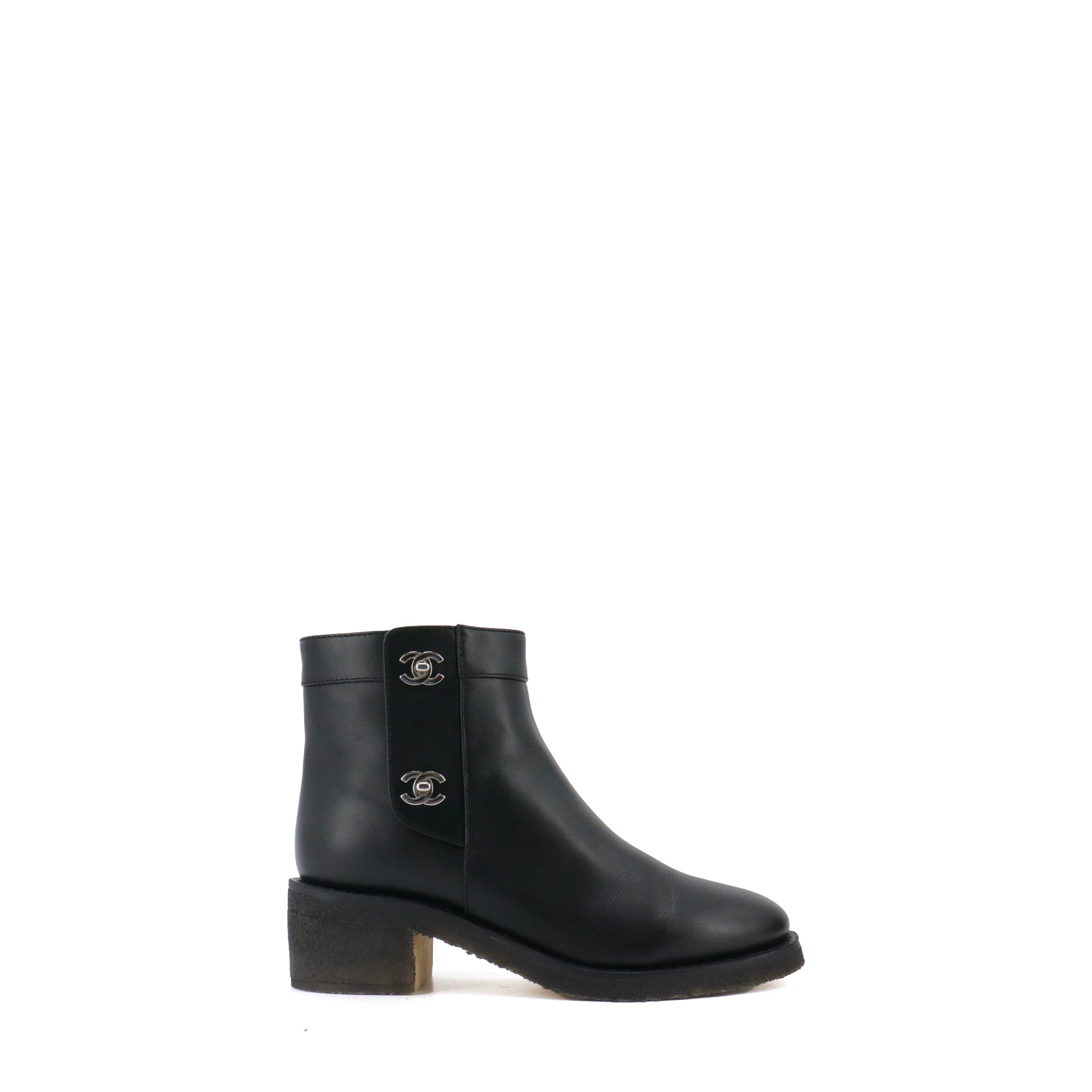 CHANEL - Chanel CC ankle boots in black leather (size 37)