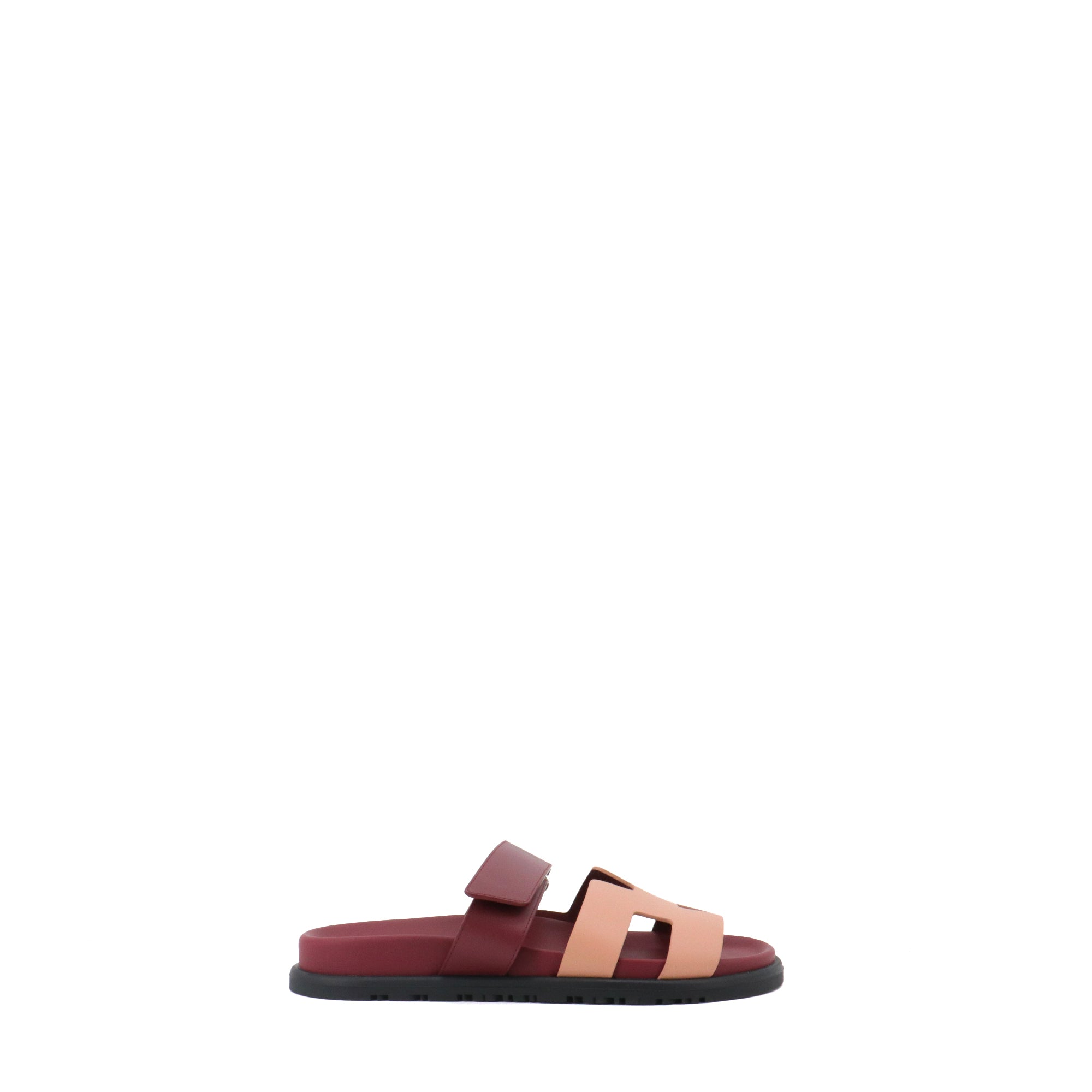 HERMÈS - Sandales Chypre Hermès en cuir bordeaux et nude