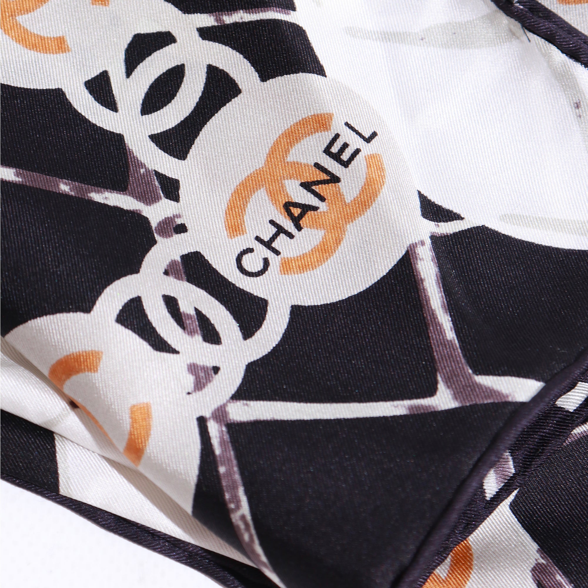 CHANEL - Carré de soie 90 camélia noir et doré