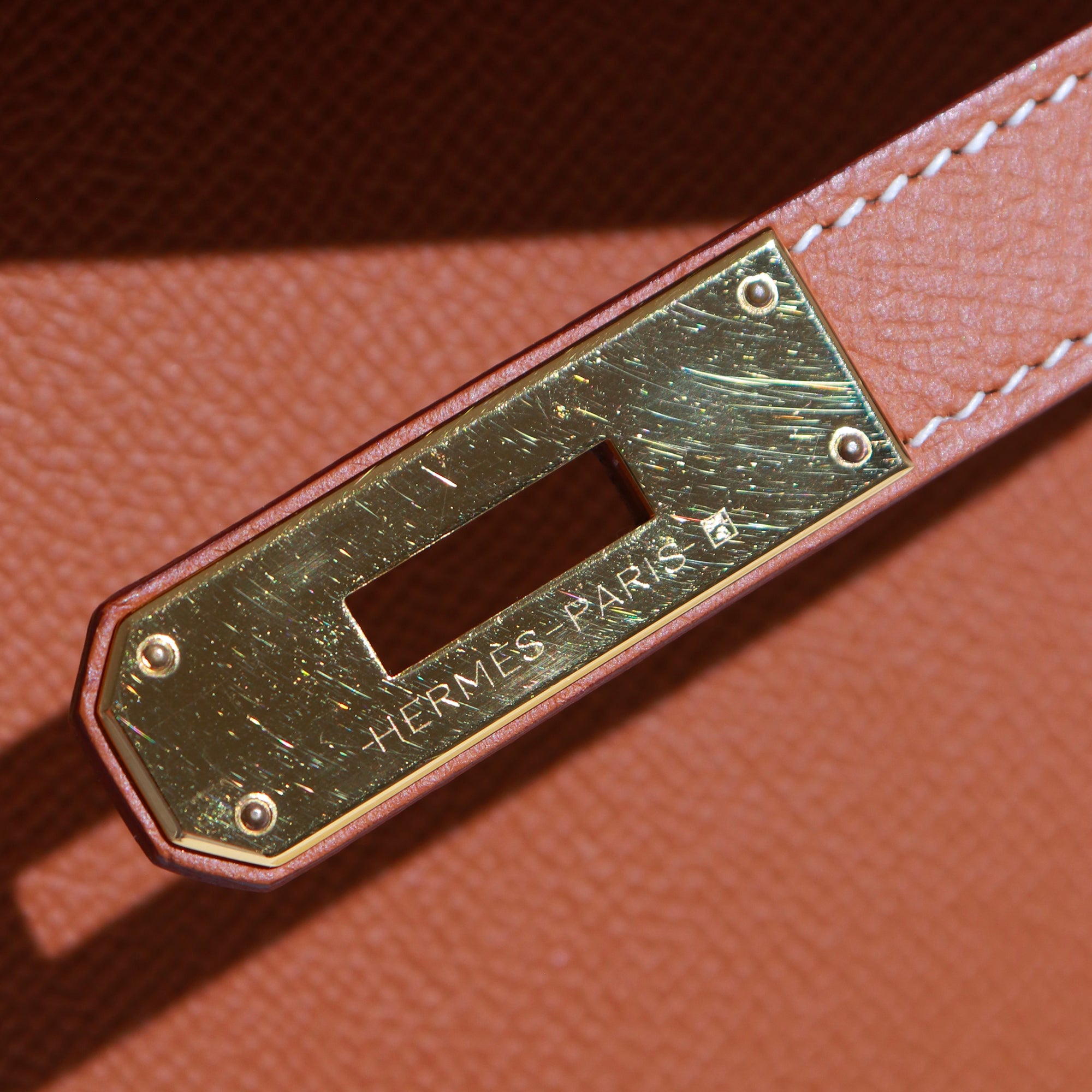 HERMÈS - Sac à main Kelly 32 en cuir epsom gold sellier