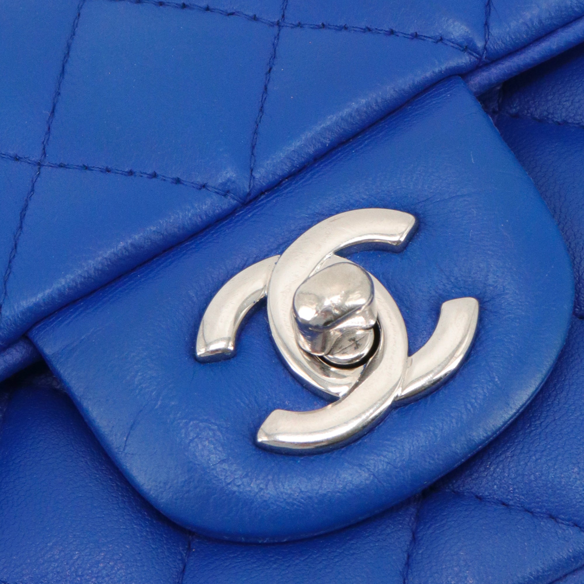 CHANEL - Sac à bandoulière Timeless/Classique mini rectangle Chanel en cuir bleu