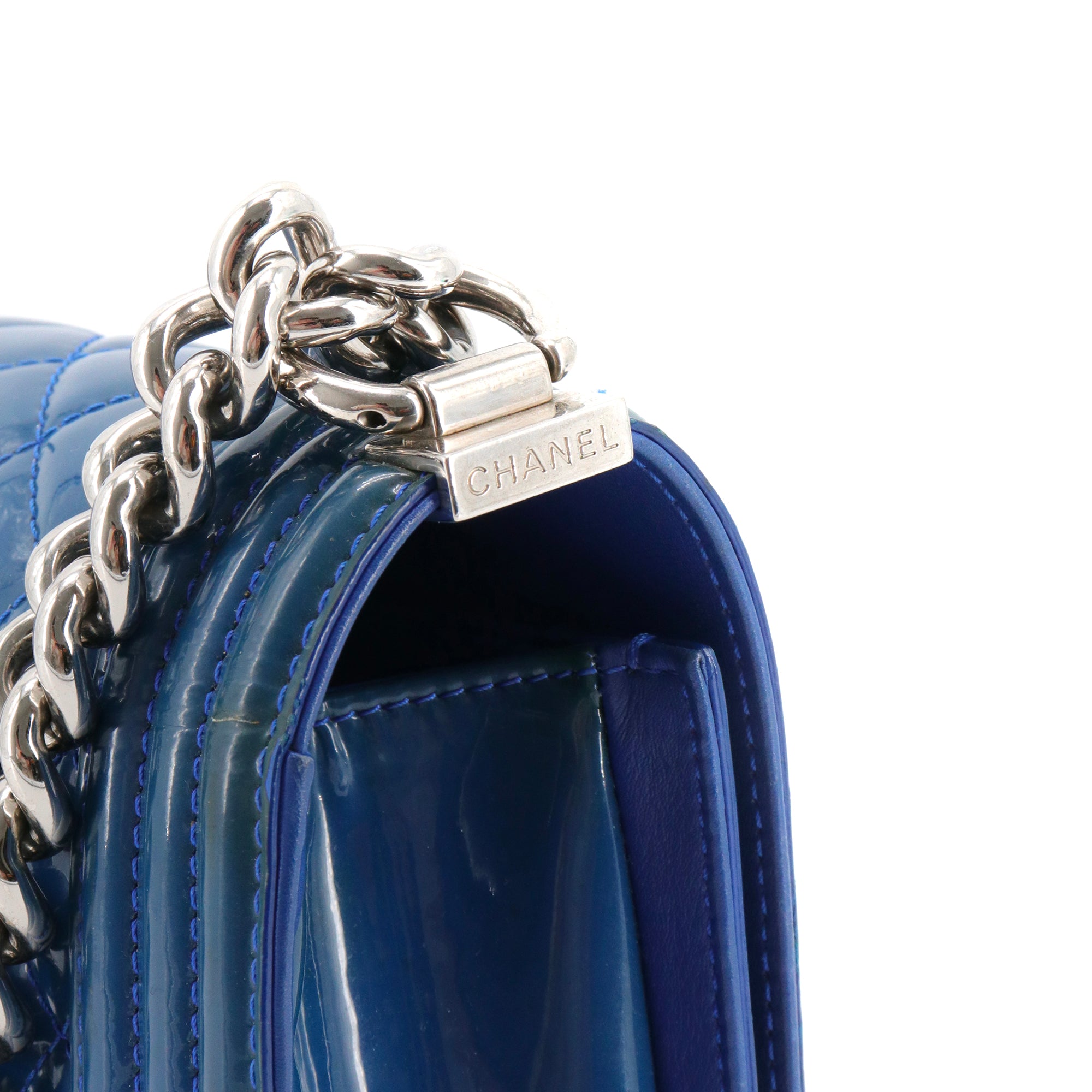 CHANEL - Sac à bandoulière Boy Chanel en cuir verni bleu