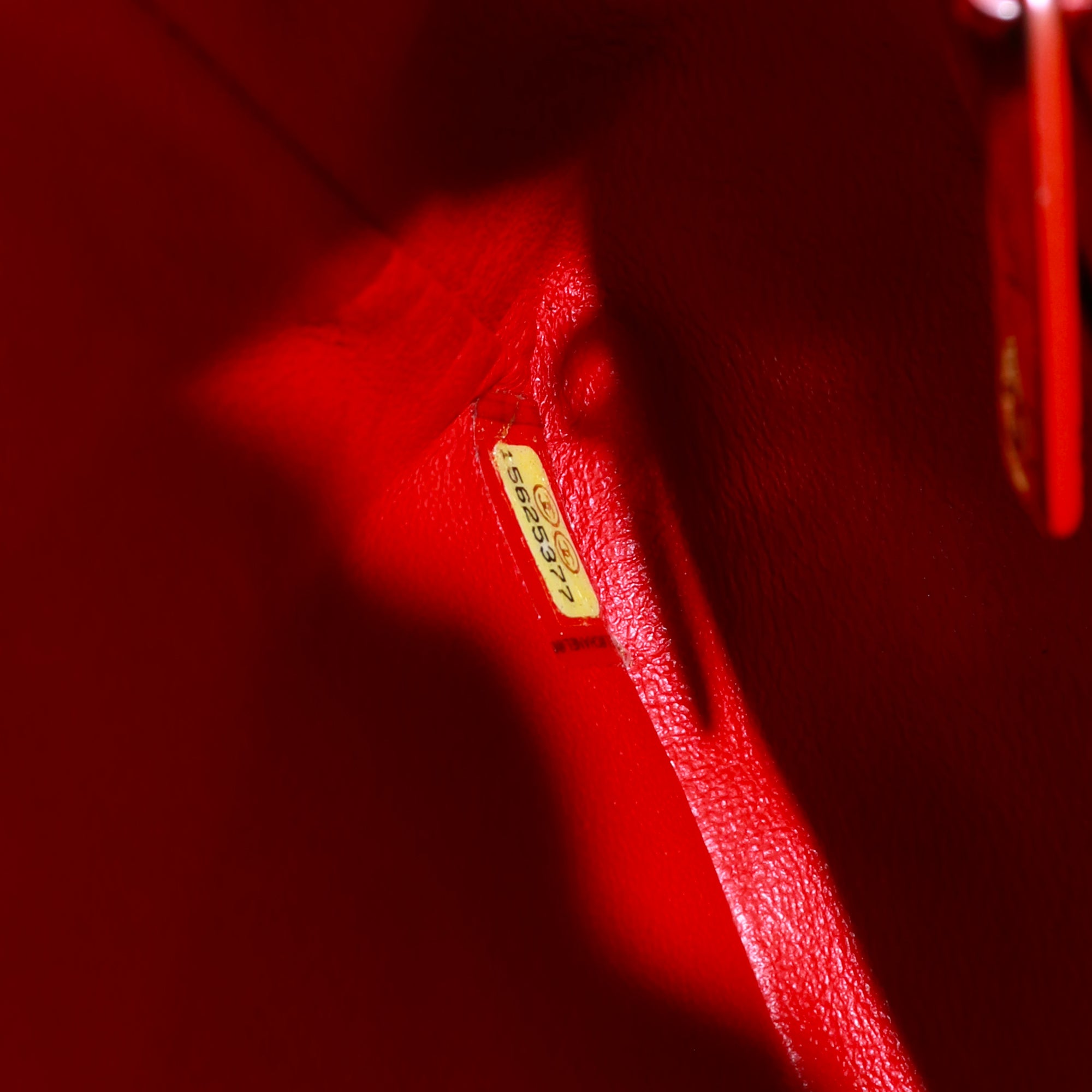 CHANEL - Sac à main Timeless Mini Rectangle en cuir rouge