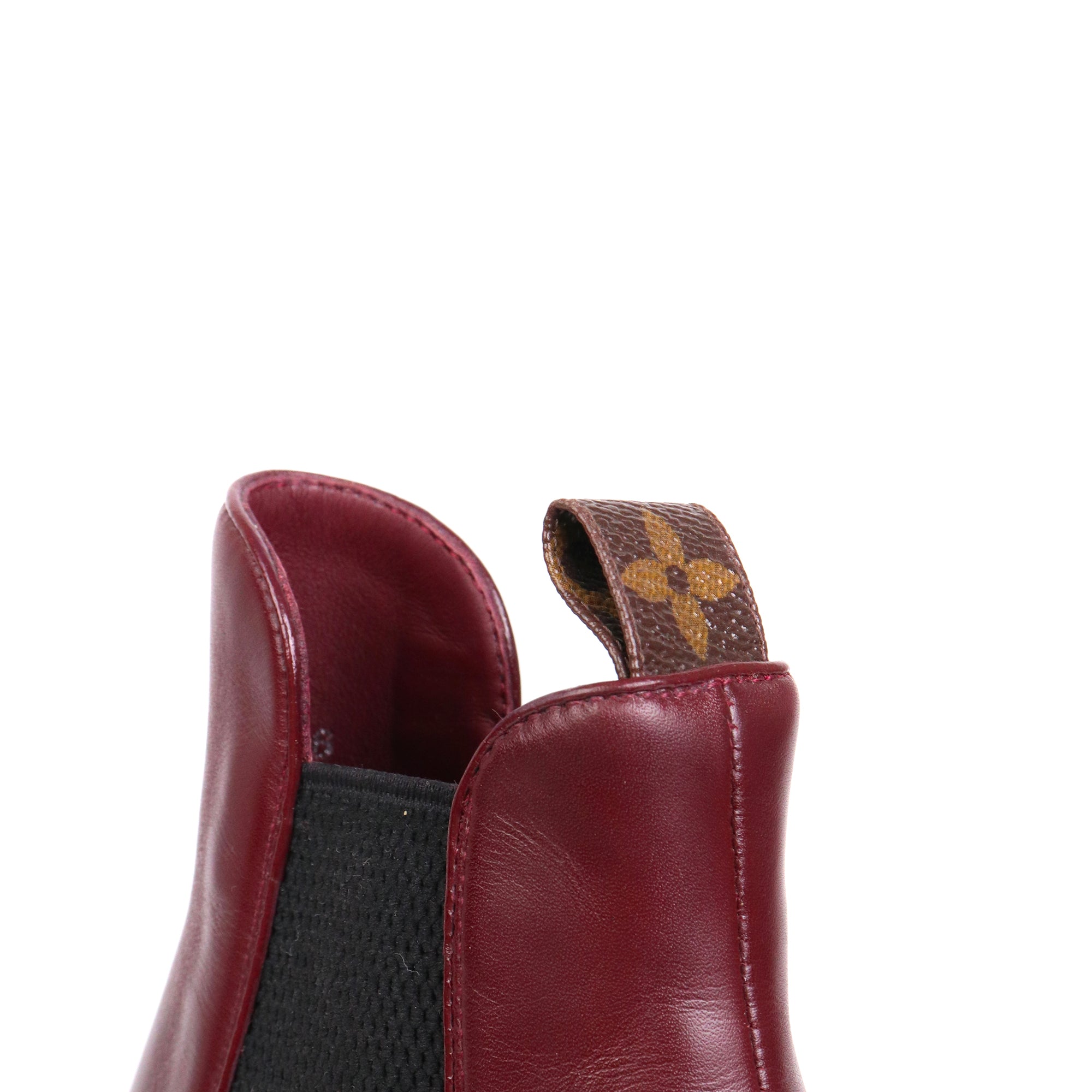 CHANEL - Chanel CC ankle boots in black lambskin (T34.5)