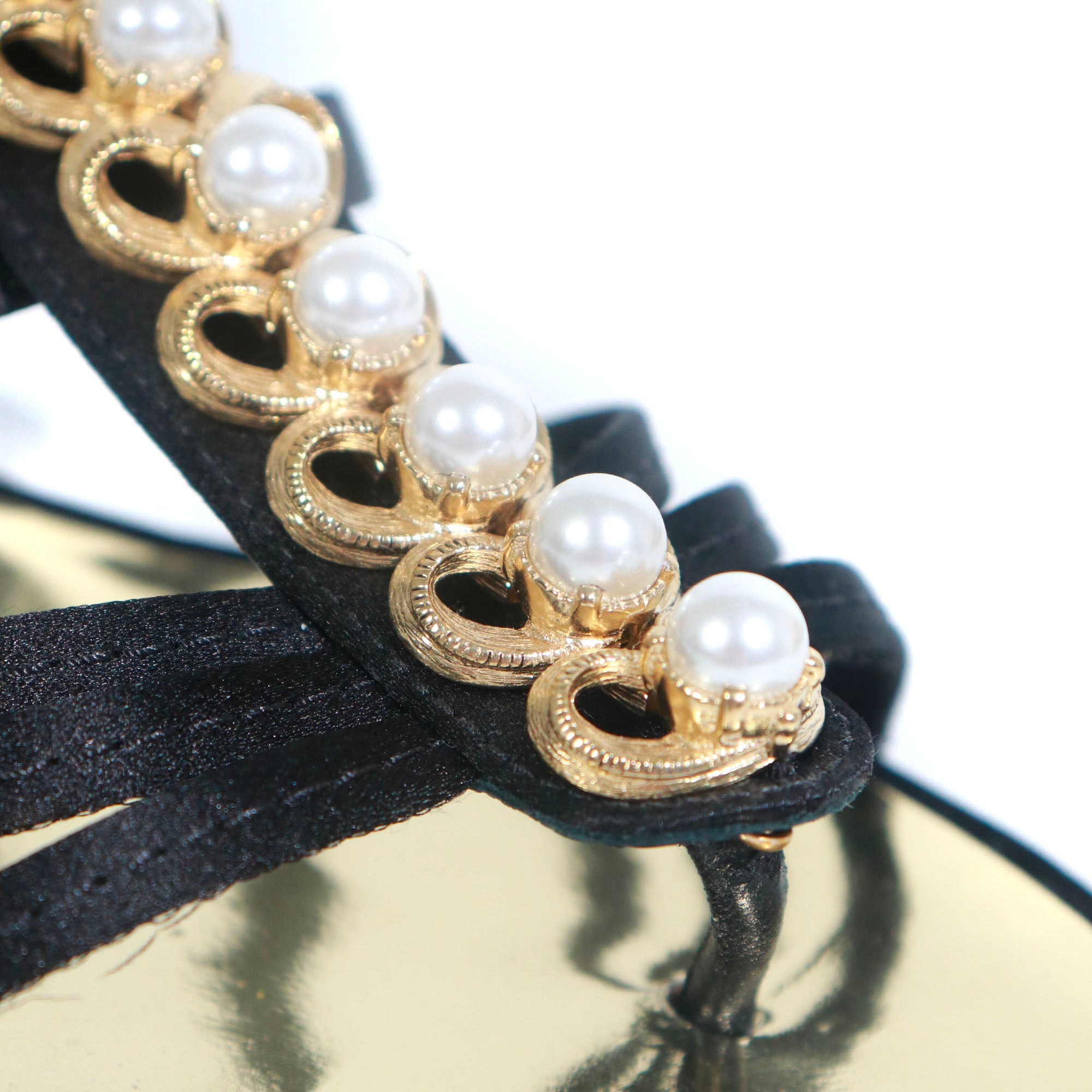 CHANEL - Sandales plates à perles en toile noire (T39)