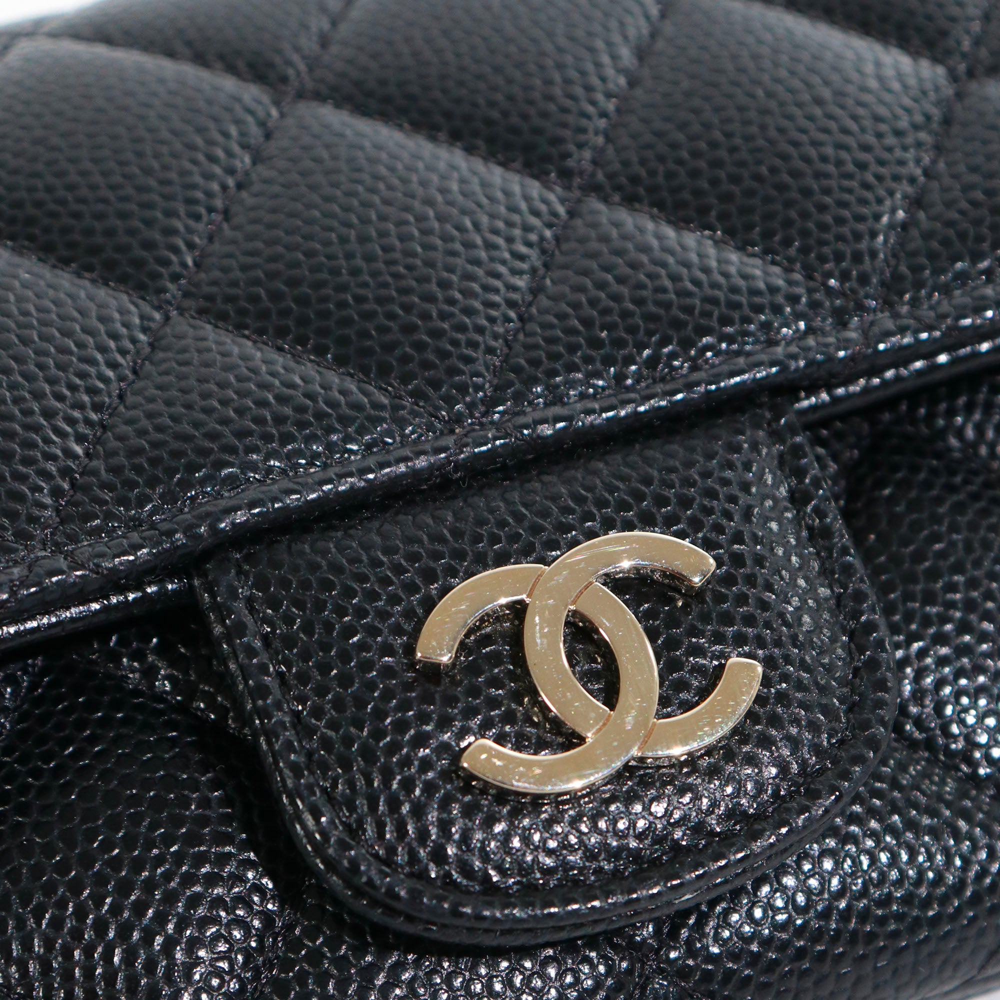 CHANEL - Pochette à bandoulière / Etui à lunettes Chanel en cuir caviar noir