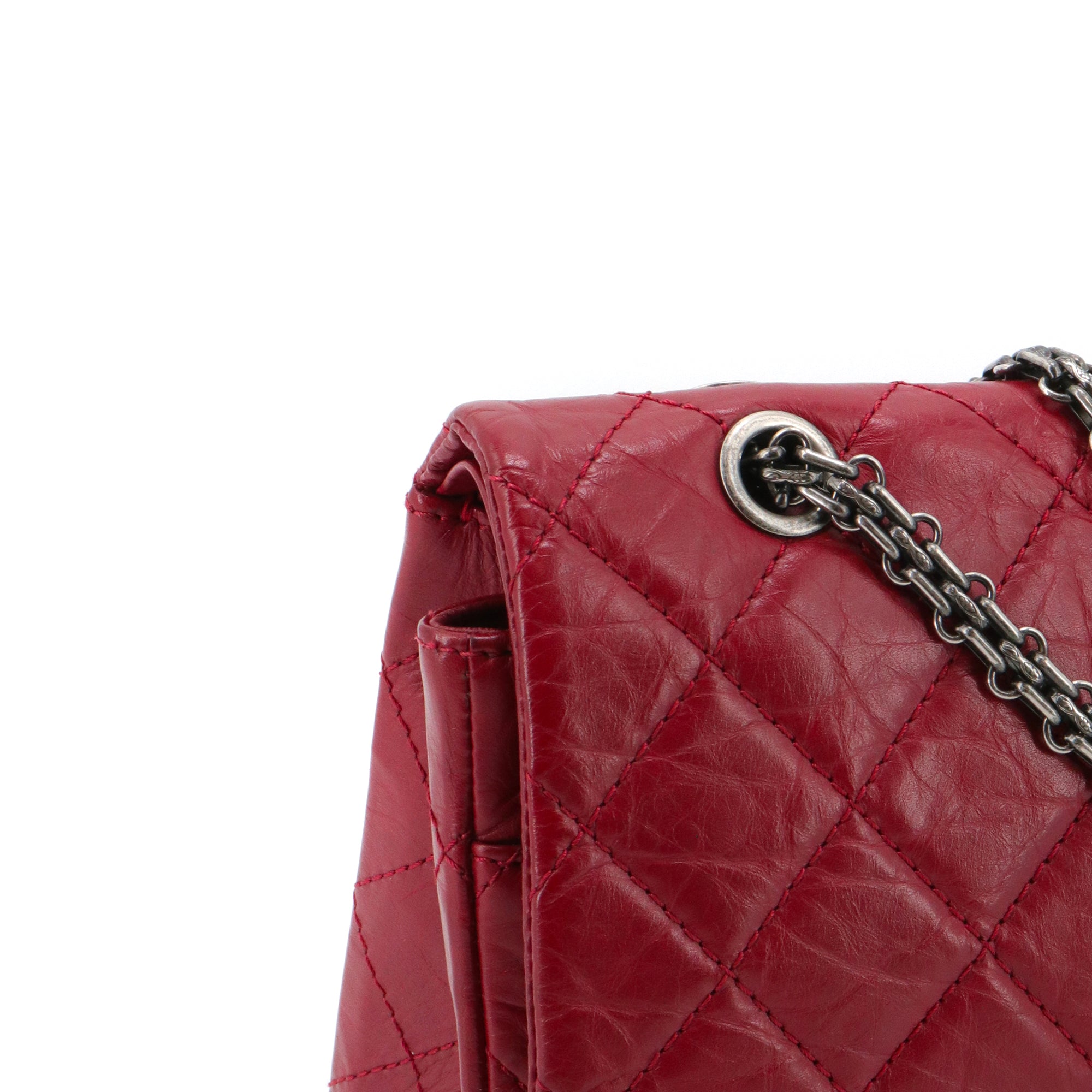 CHANEL - Sac à bandoulière 2.55 Chanel en cuir froissé bordeaux