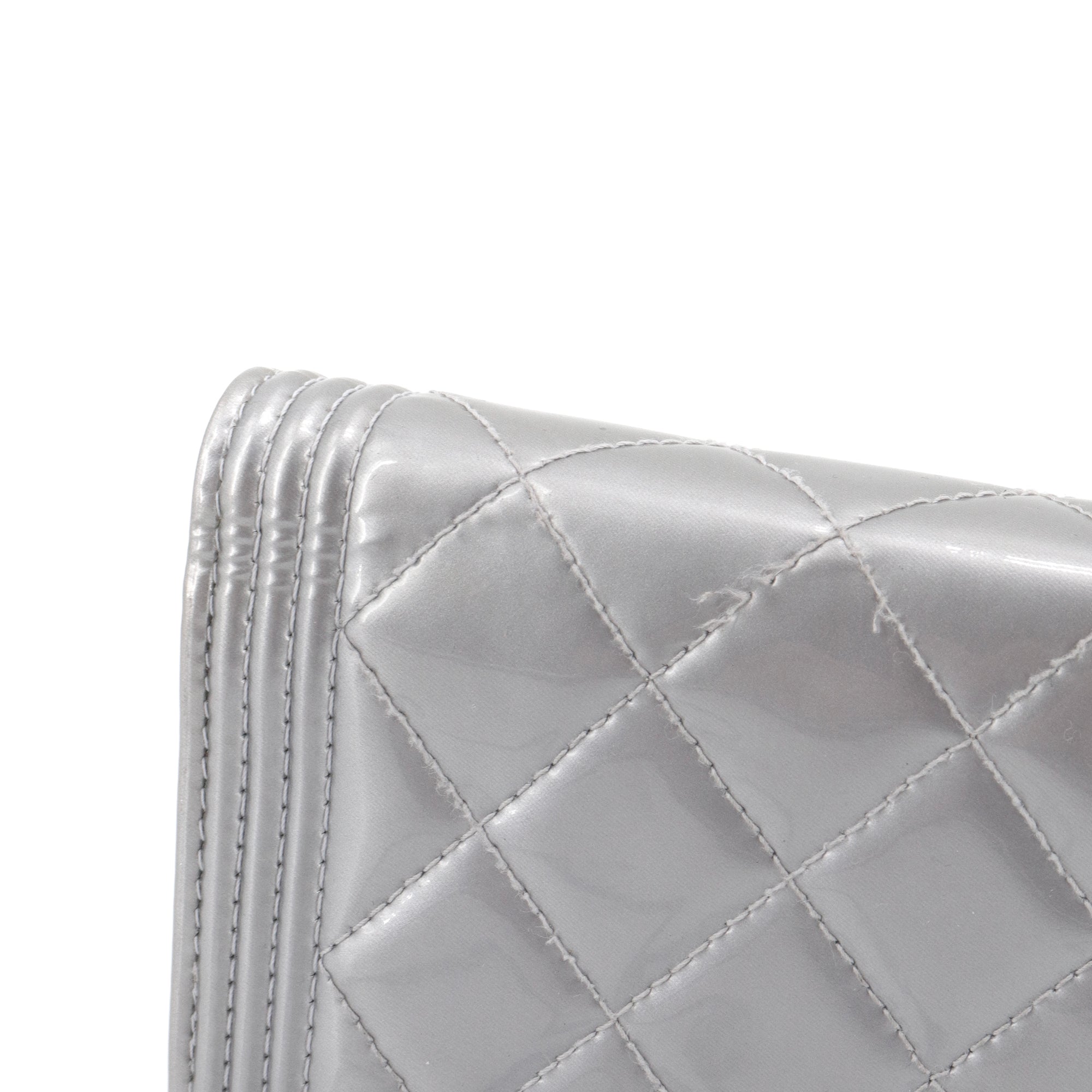CHANEL - Sac à bandoulière Wallet On Chain Boy Chanel en cuir verni argenté
