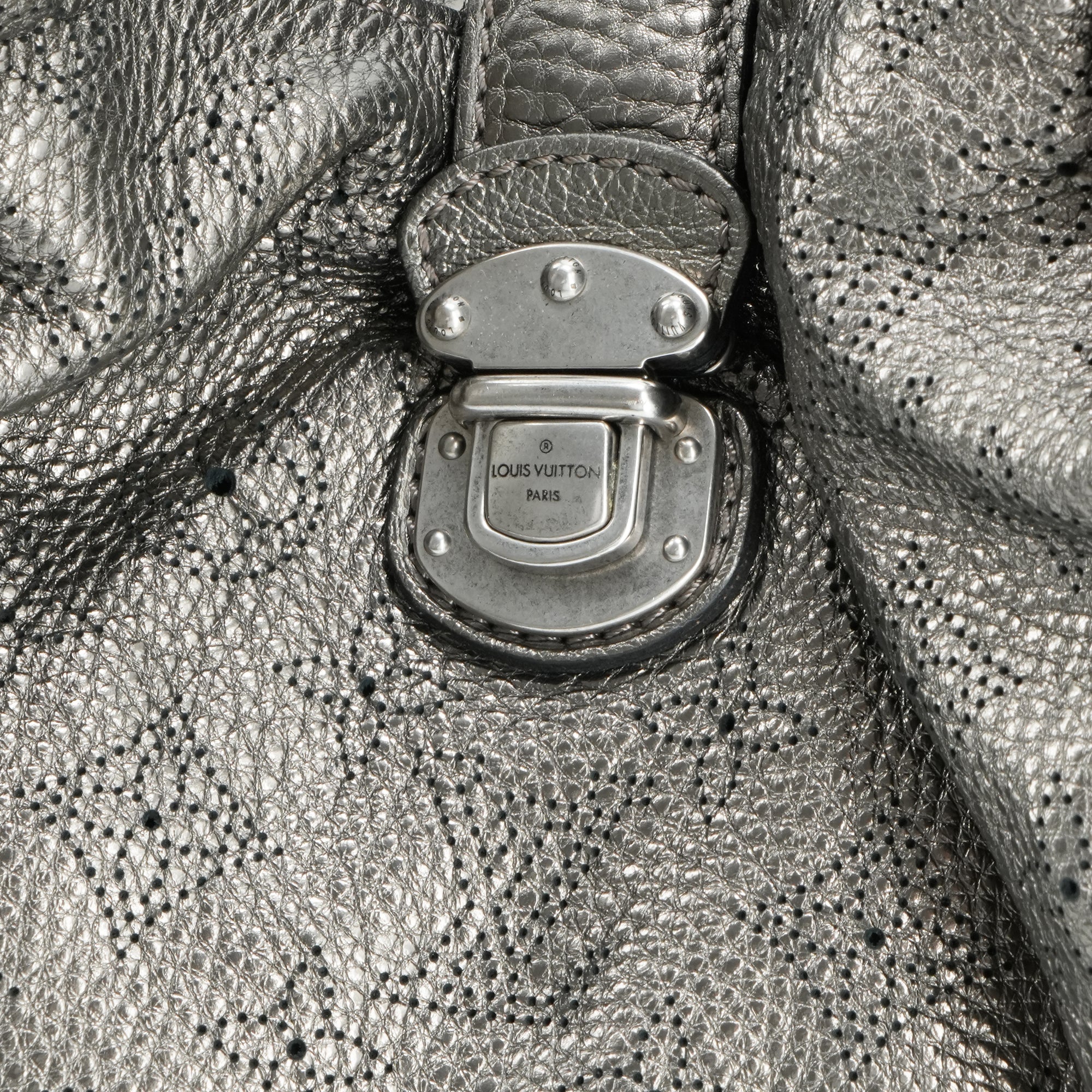 LOUIS VUITTON - Sac cabas Mahina Louis Vuitton en cuir grainé argenté vintage