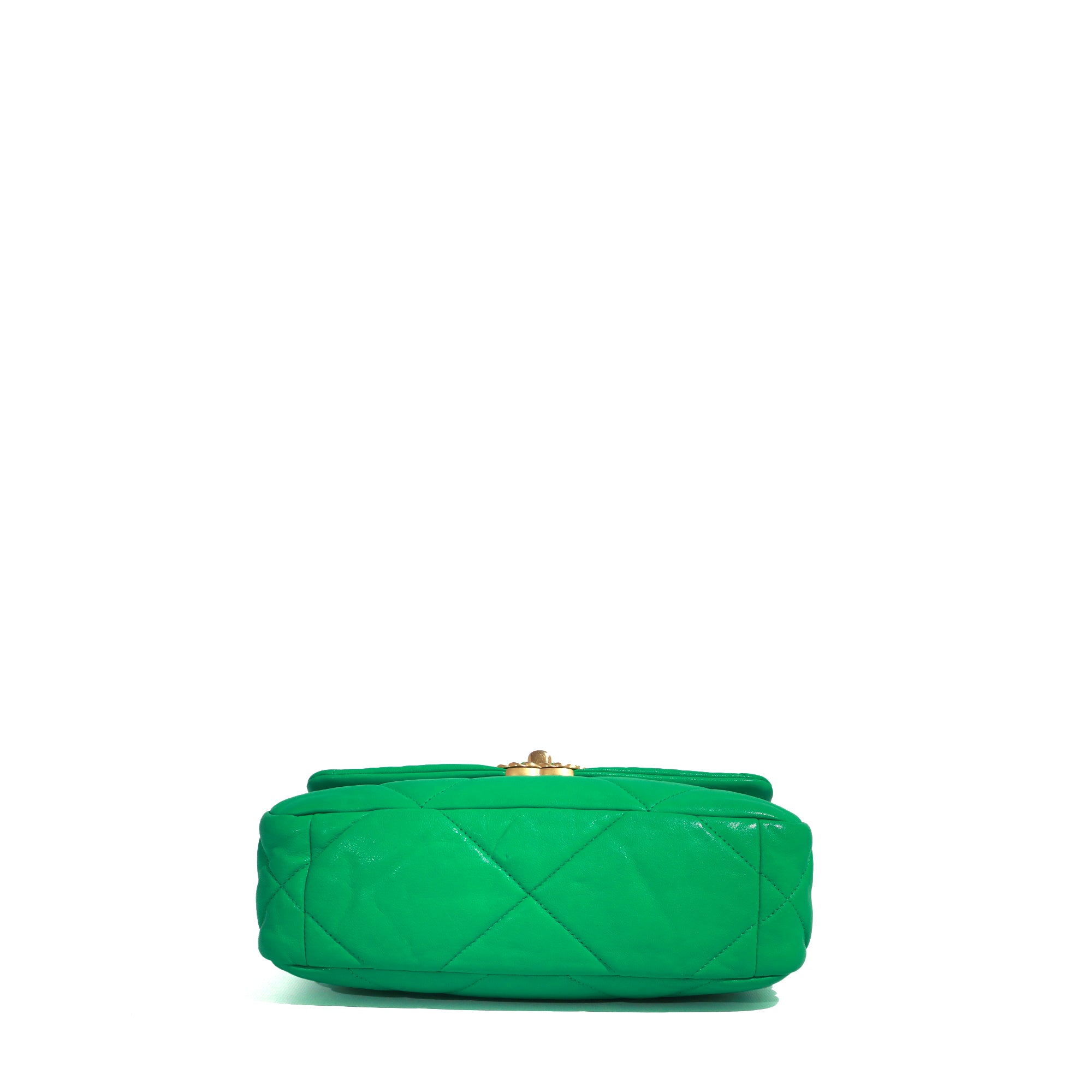 CHANEL - 19 shoulder bag in green quilted leather